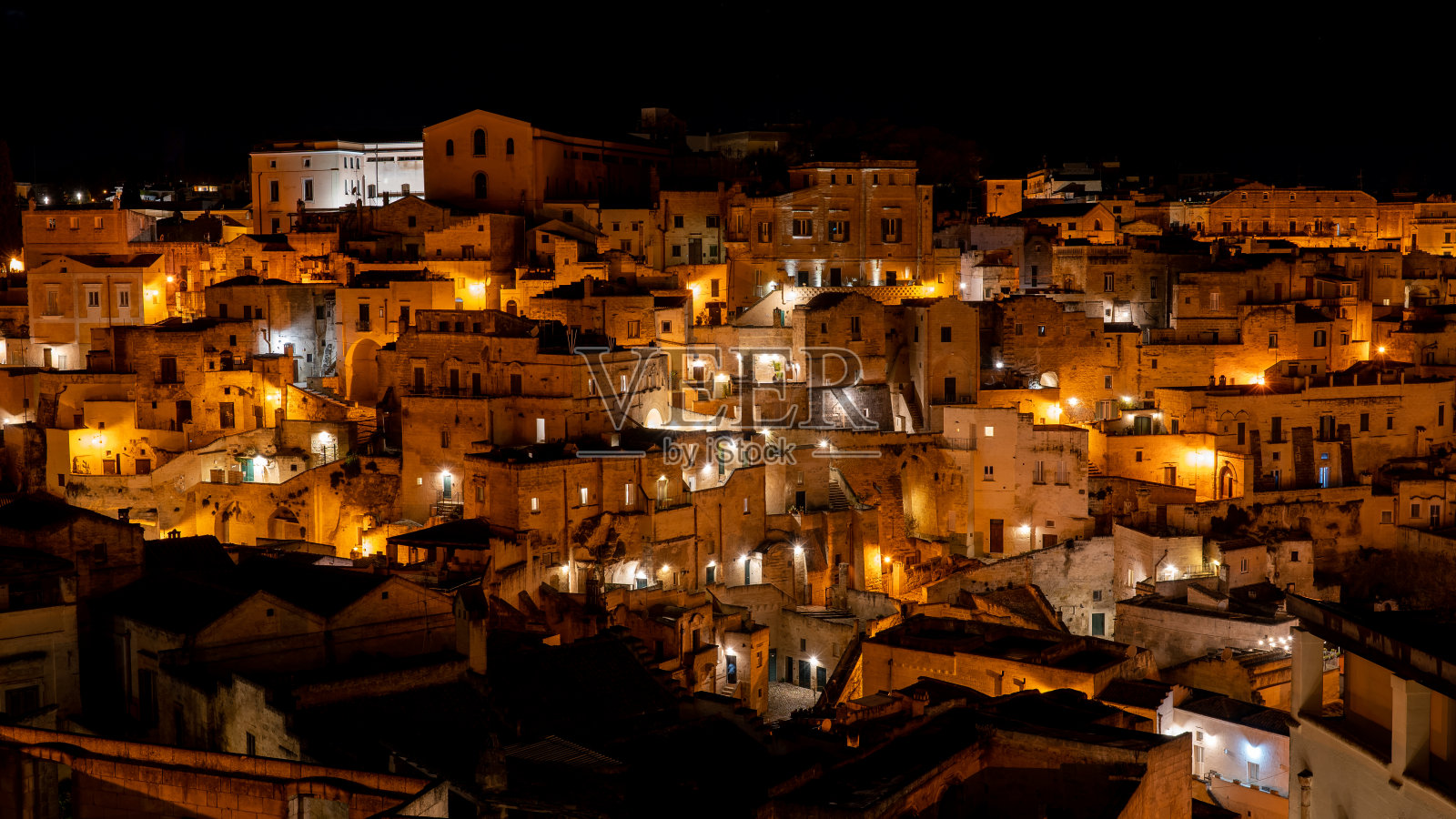 意大利马泰拉。马泰拉的萨西夜景令人惊叹。小镇历史部分的景观。联合国教科文组织世界遗产。旅游目的地照片摄影图片