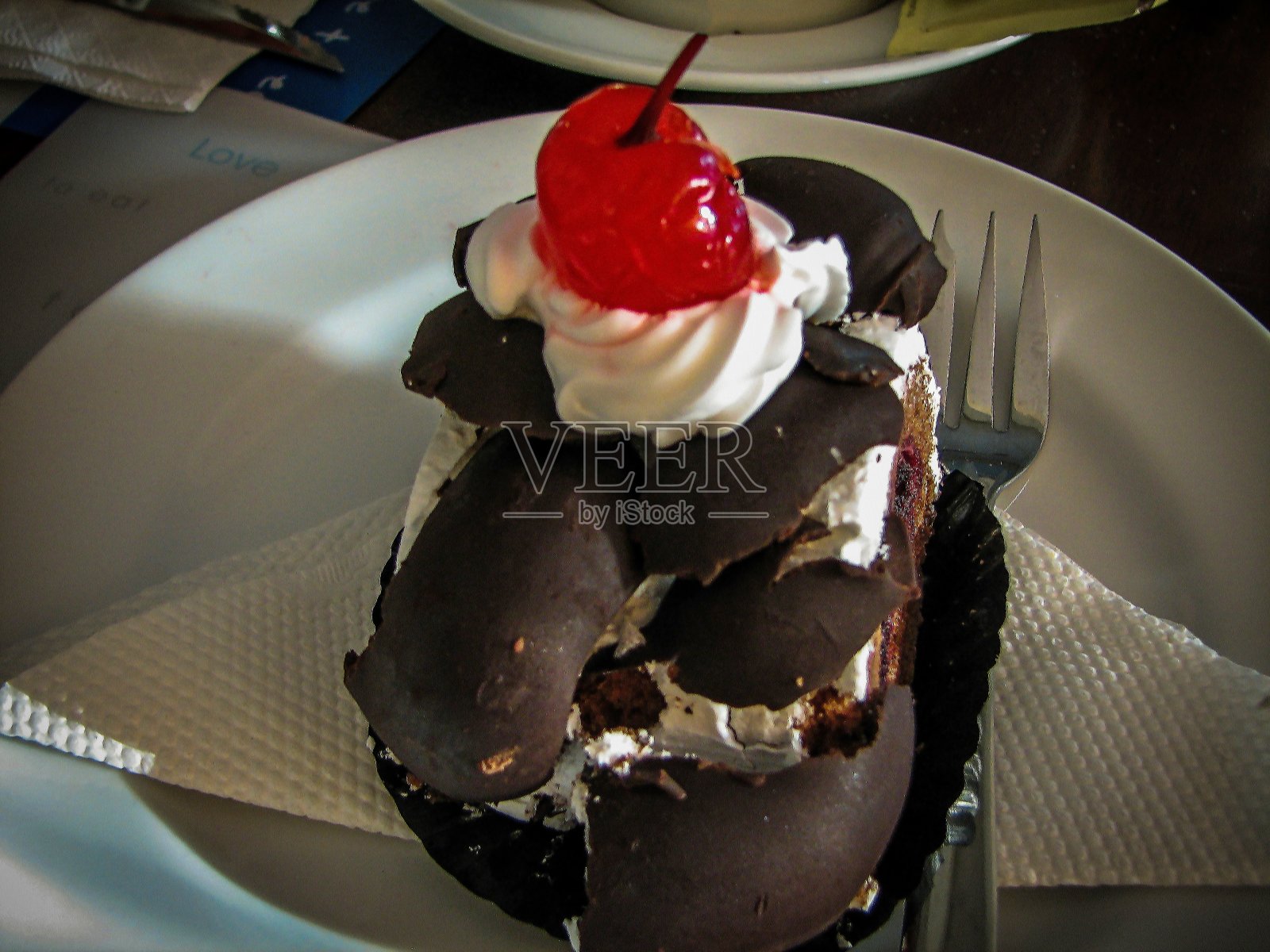 红樱桃来装饰蛋糕照片摄影图片