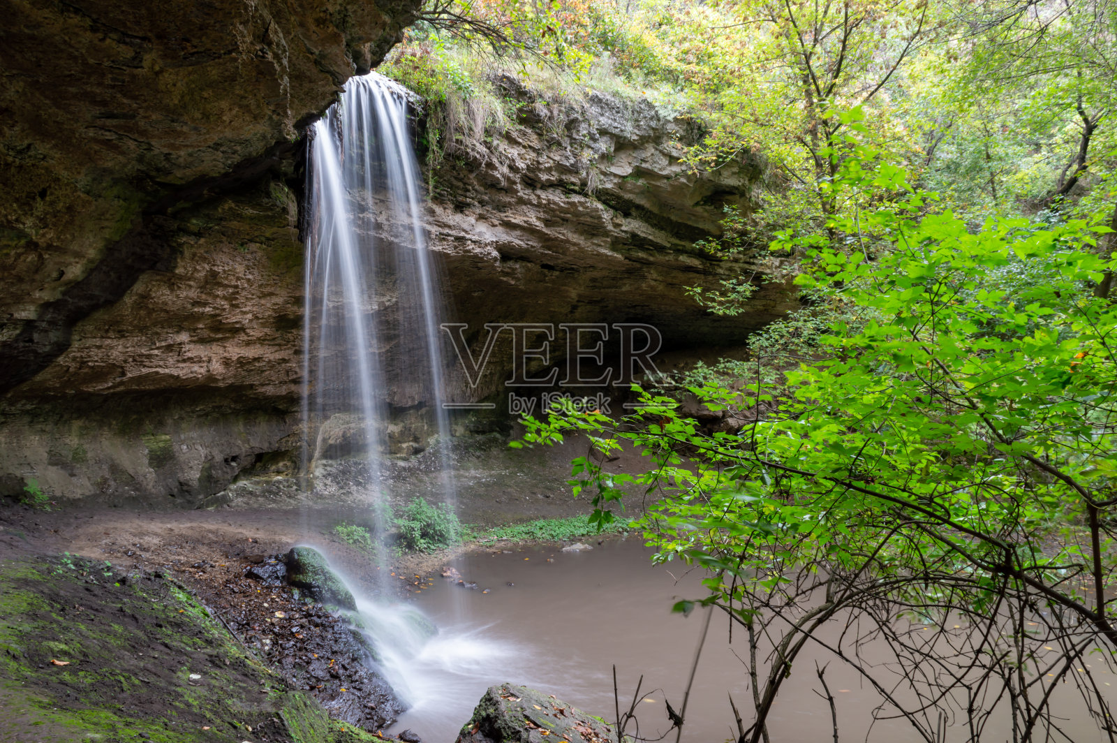 瀑布穿过两块巨石照片摄影图片