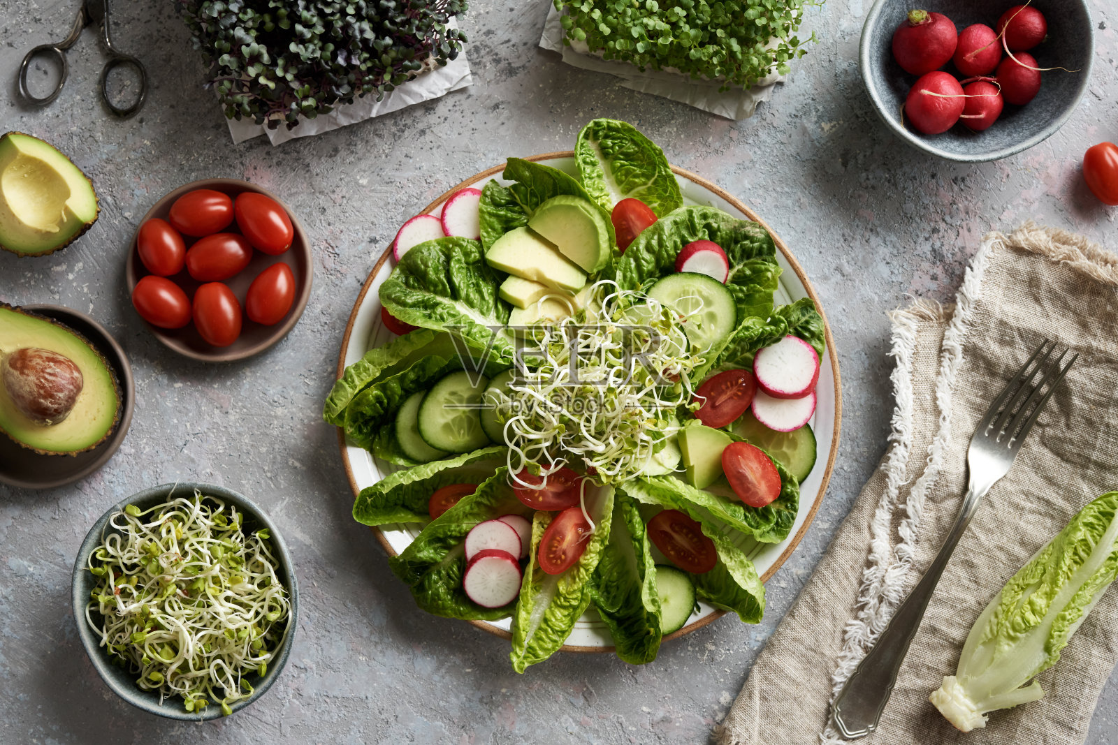 新鲜蔬菜沙拉,有豆芽,小菜,萝卜,鳄梨和西红柿照片摄影图片
