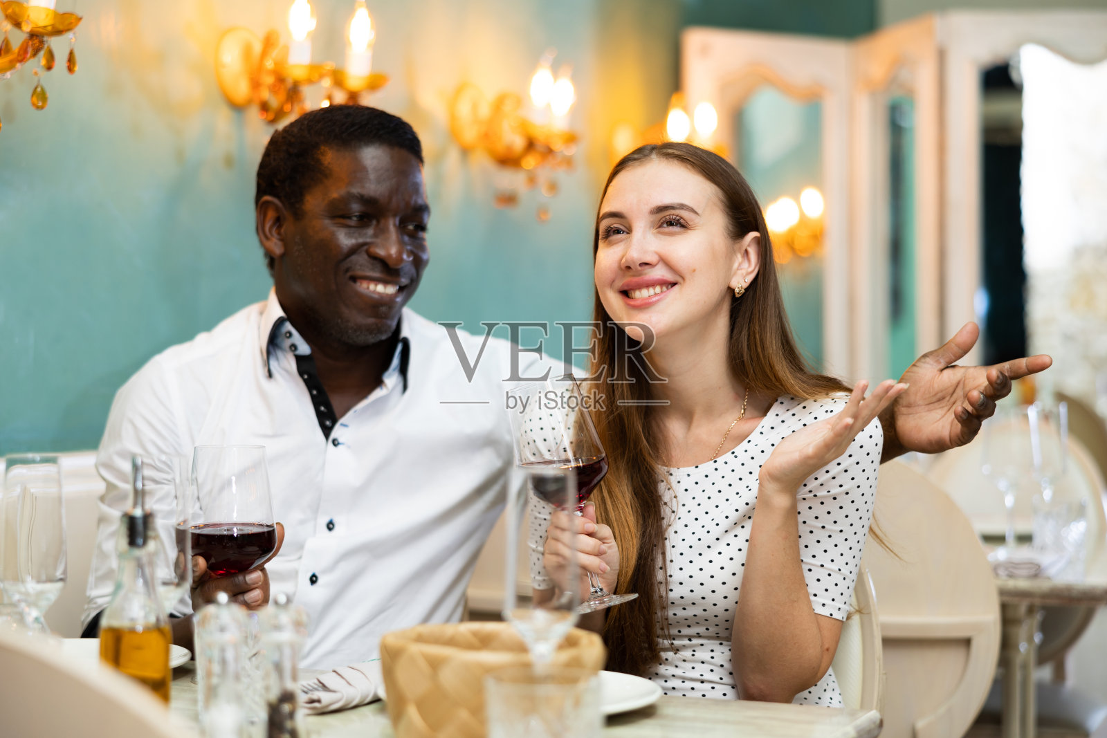 夫妇在舒适的餐厅吃饭照片摄影图片