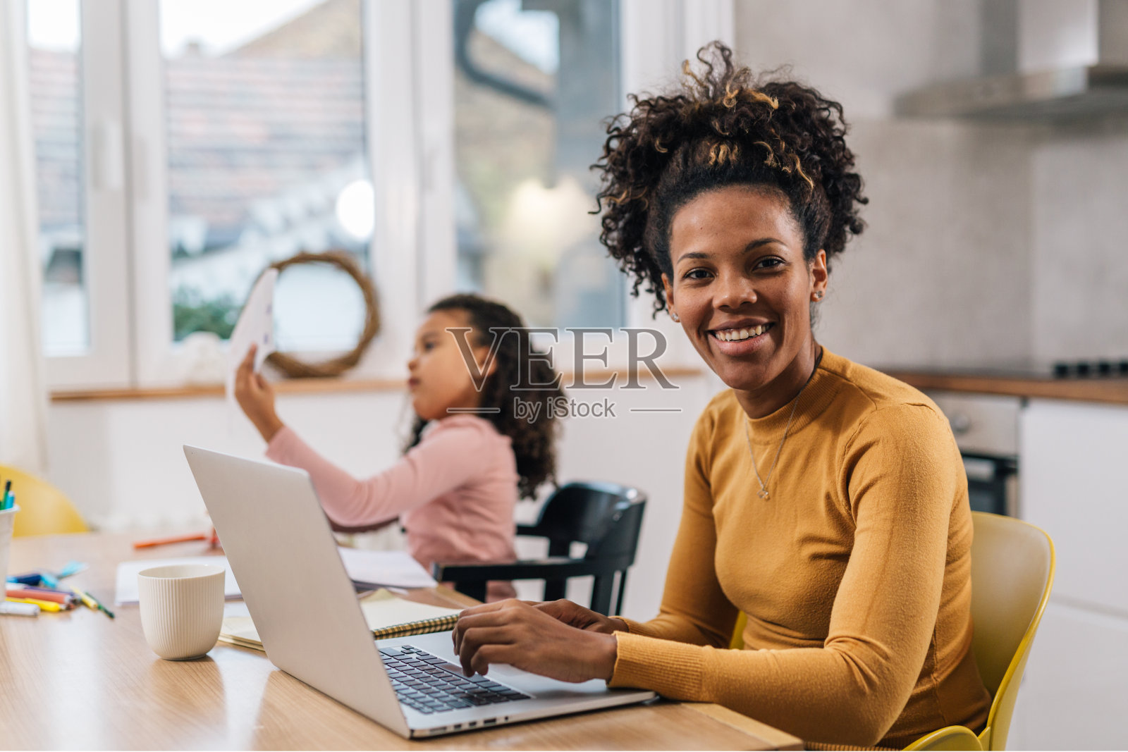 母女在家照片摄影图片
