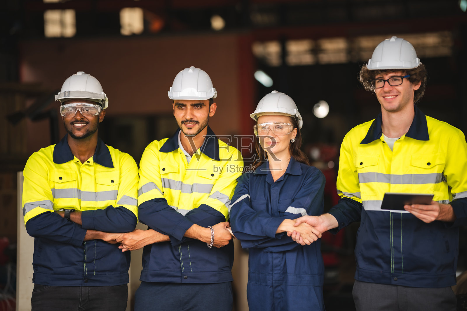 工厂车间内戴安全帽的工程师照片摄影图片