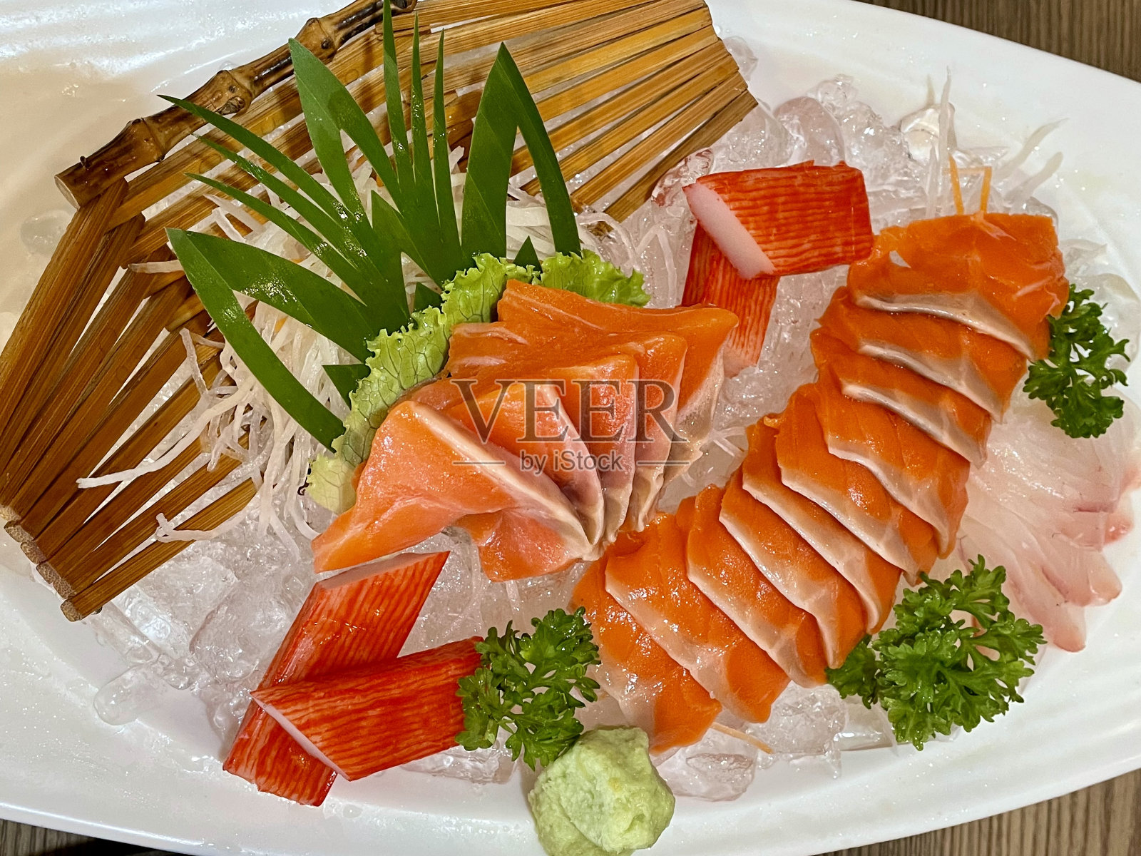 新鲜鲑鱼配白鱼和蟹肉刺身照片摄影图片