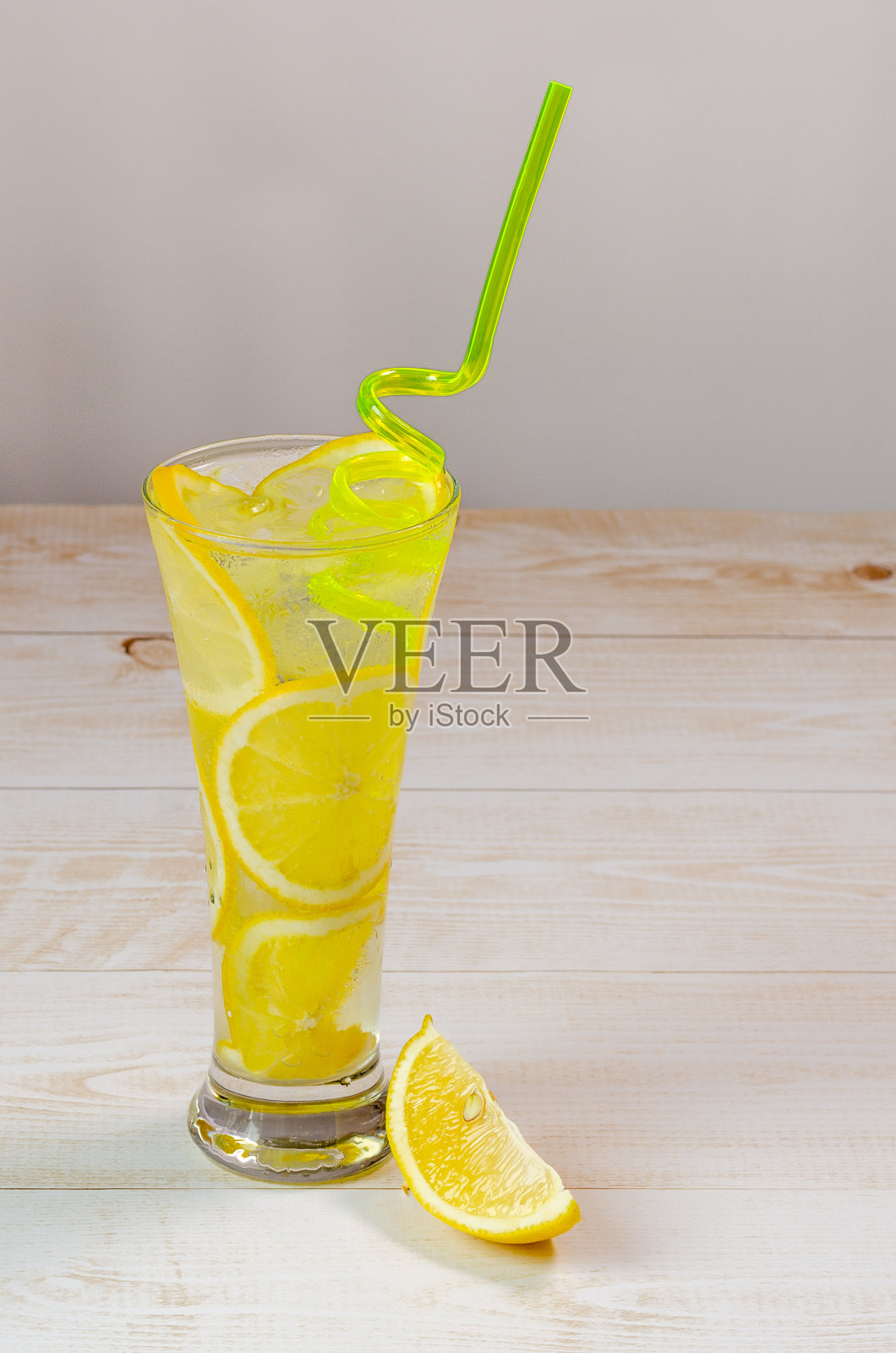 一杯冰柠檬水,冰水加柠檬,软饮料加柠檬,木质背景照片摄影图片