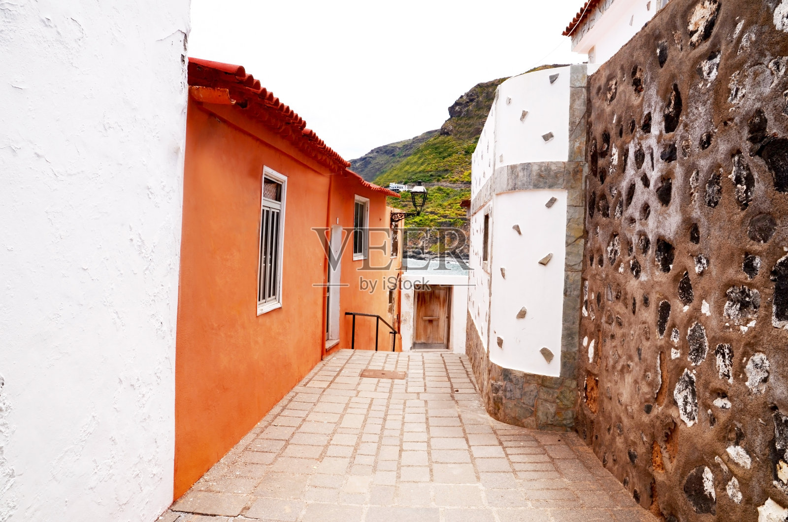 西班牙加那利群岛特内里费岛圣胡安德拉兰布拉的美丽街道上有传统的加那利房屋。旅行的概念。照片摄影图片