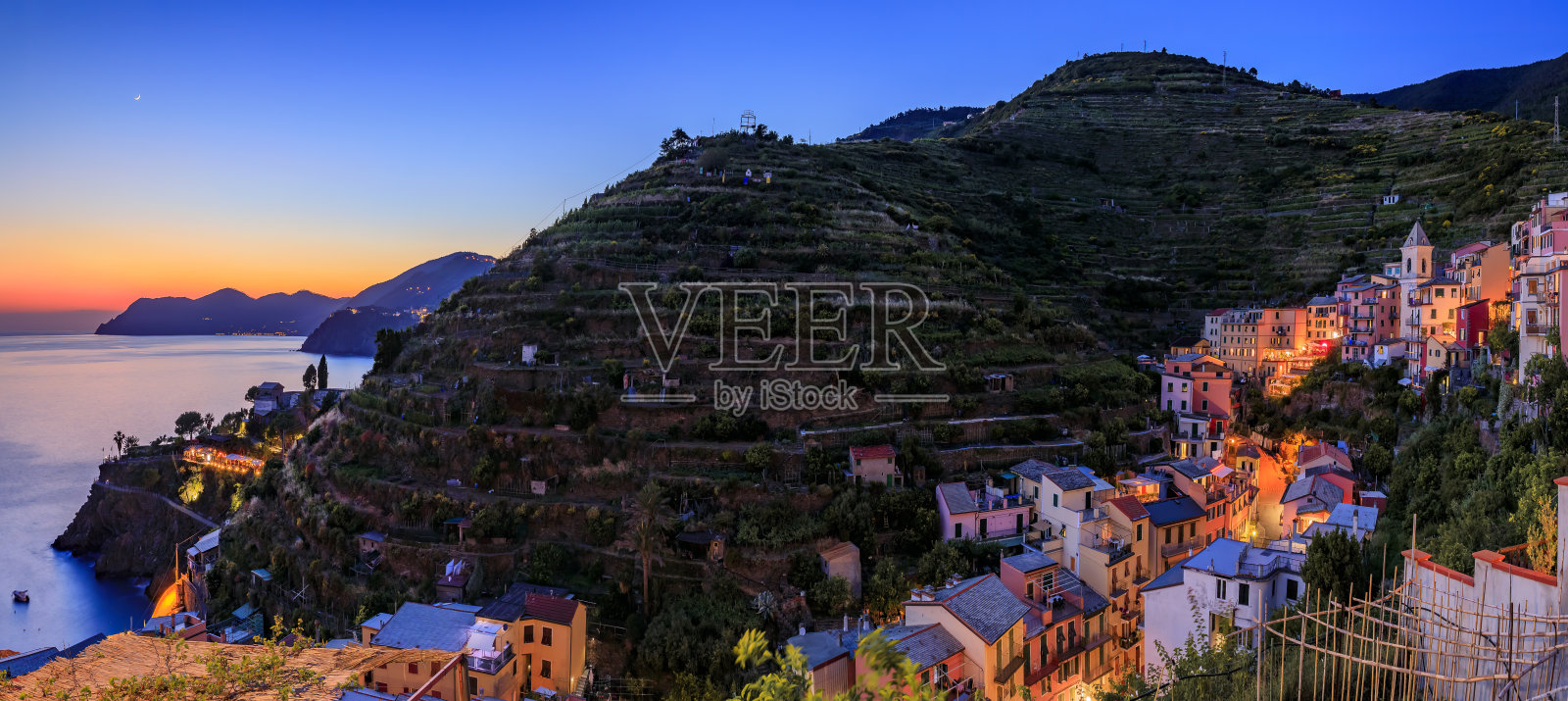 日落在地中海和悬崖在马纳罗拉,五渔村,意大利照片摄影图片