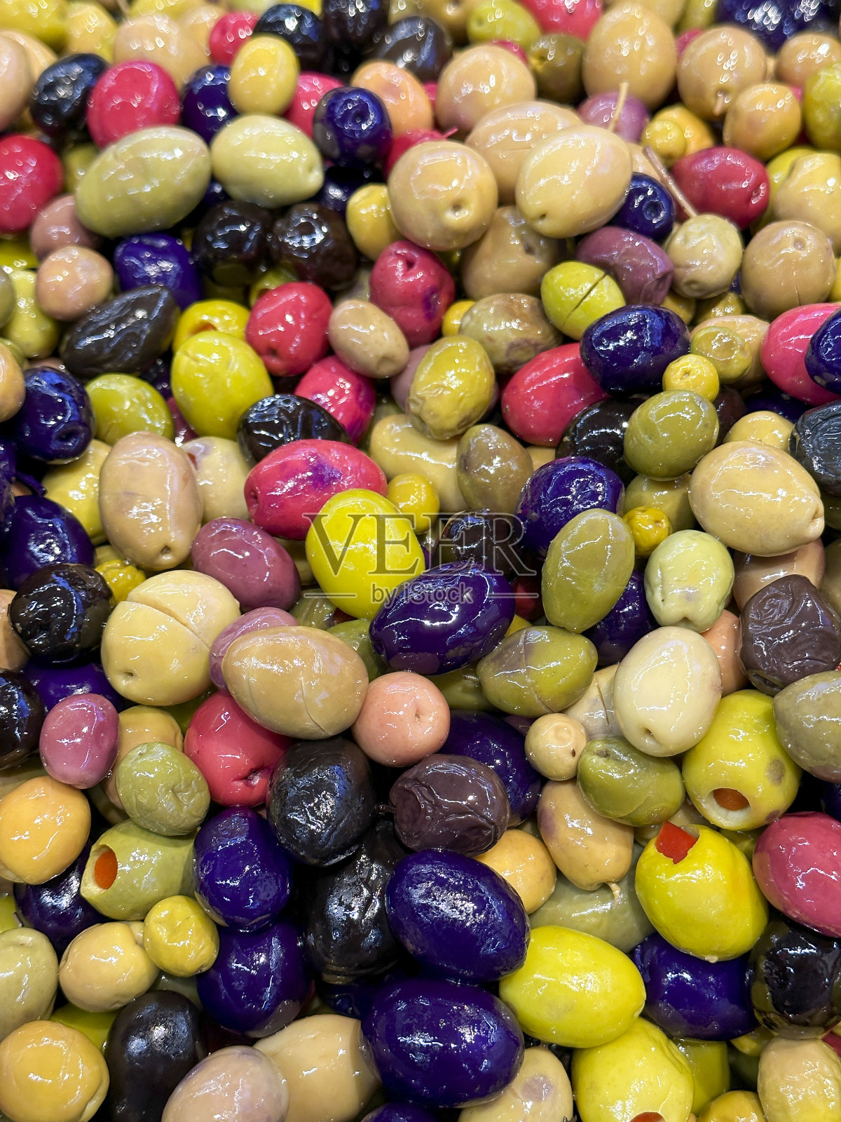 混合橄榄。一堆有机橄榄。关闭了。食品的背景照片摄影图片