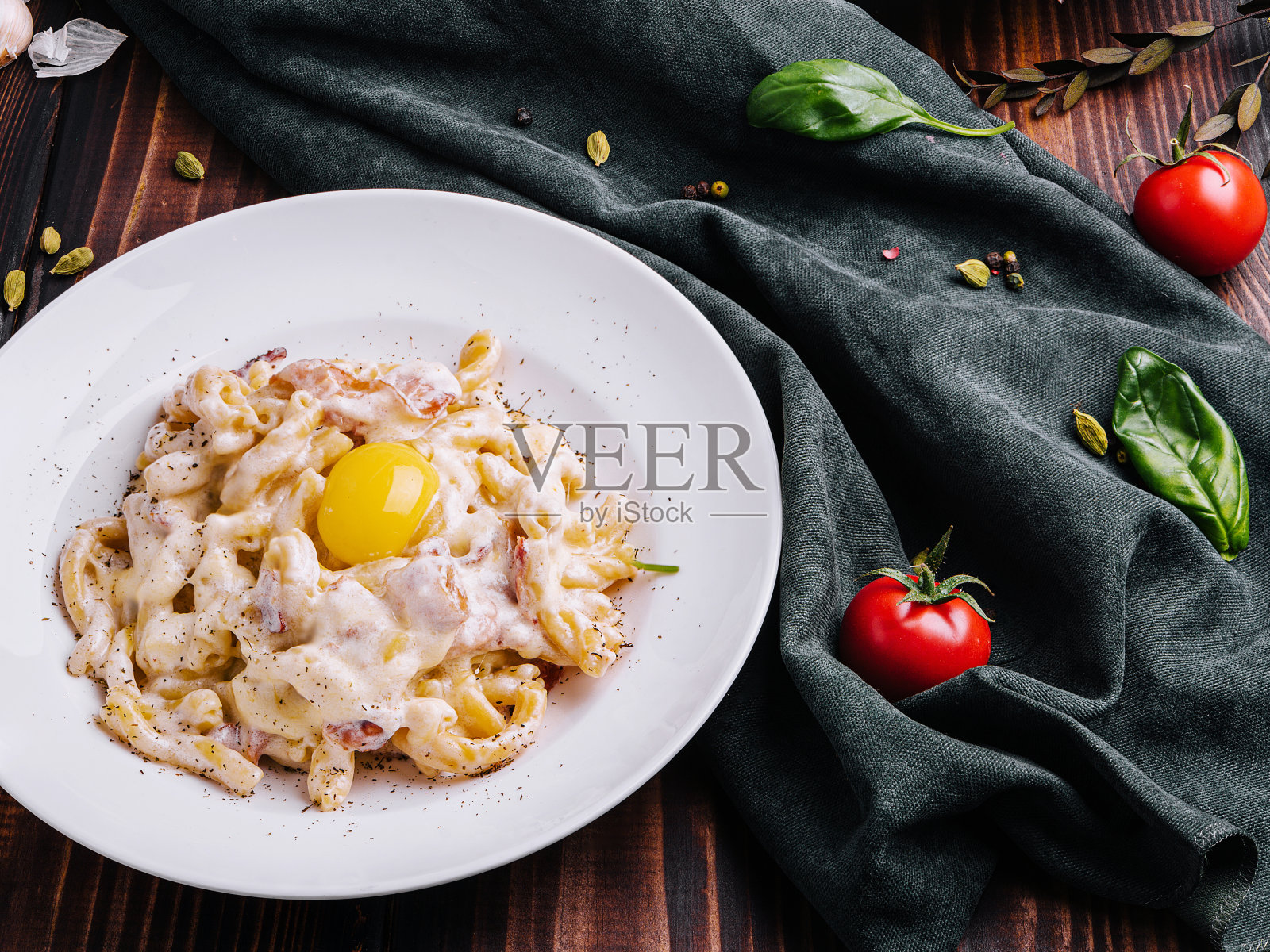 不同种类的意大利面装在碗里照片摄影图片