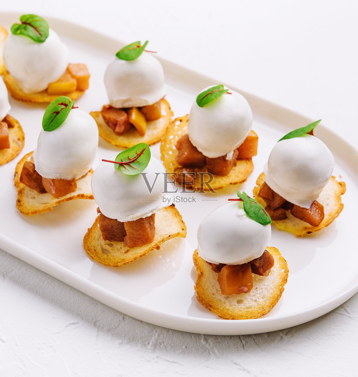 白色盘子里的意大利开胃菜照片摄影图片