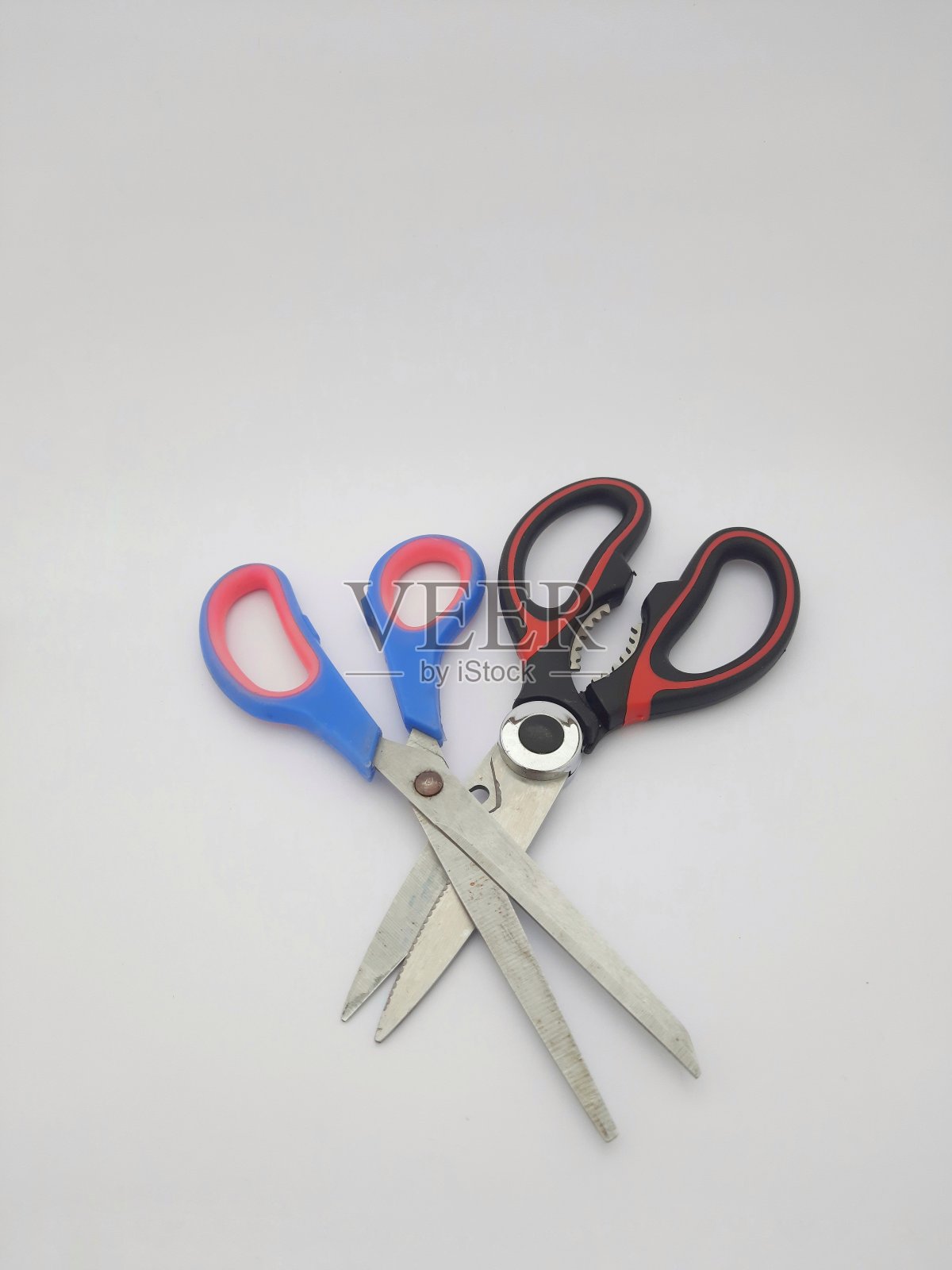 白色背景上的彩色剪刀照片摄影图片