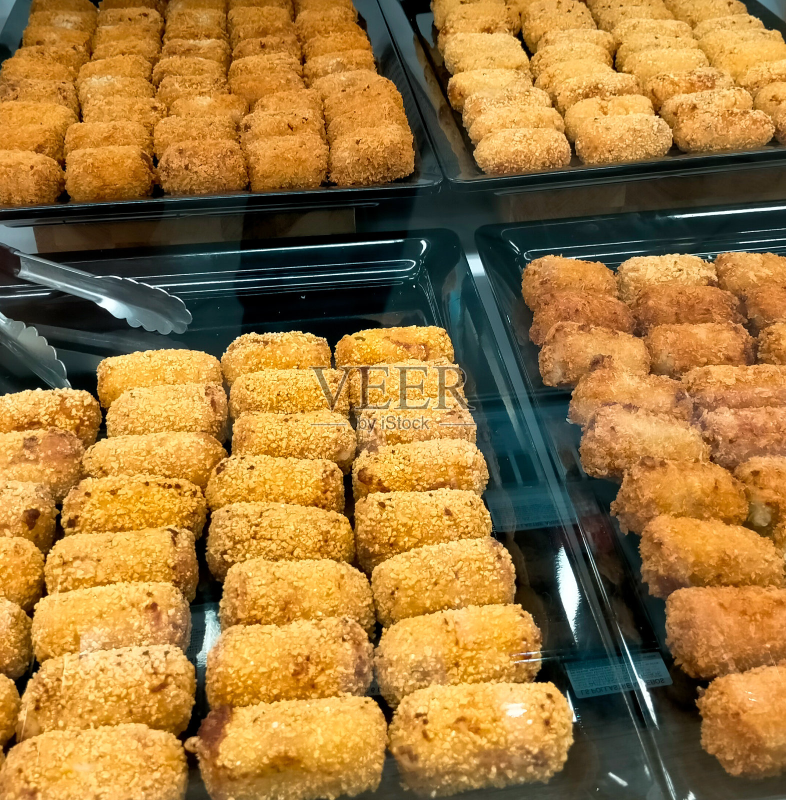 四盘新鲜煎丸子的细节(典型的西班牙餐前小吃)照片摄影图片