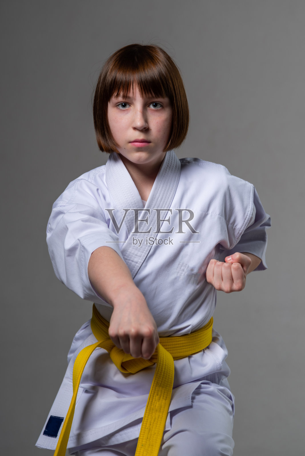 一个空手道女孩穿着和服训练拳打脚踢照片摄影图片