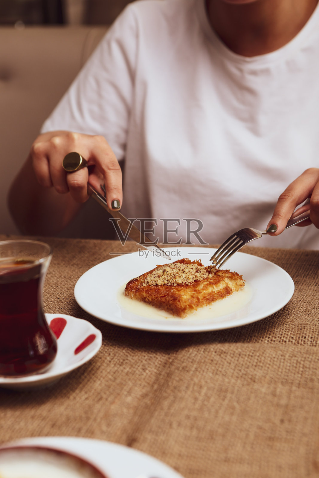土耳其的甜点kunefe、kunafa、kadayif用开心果粉和奶酪热吃起来很甜照片摄影图片