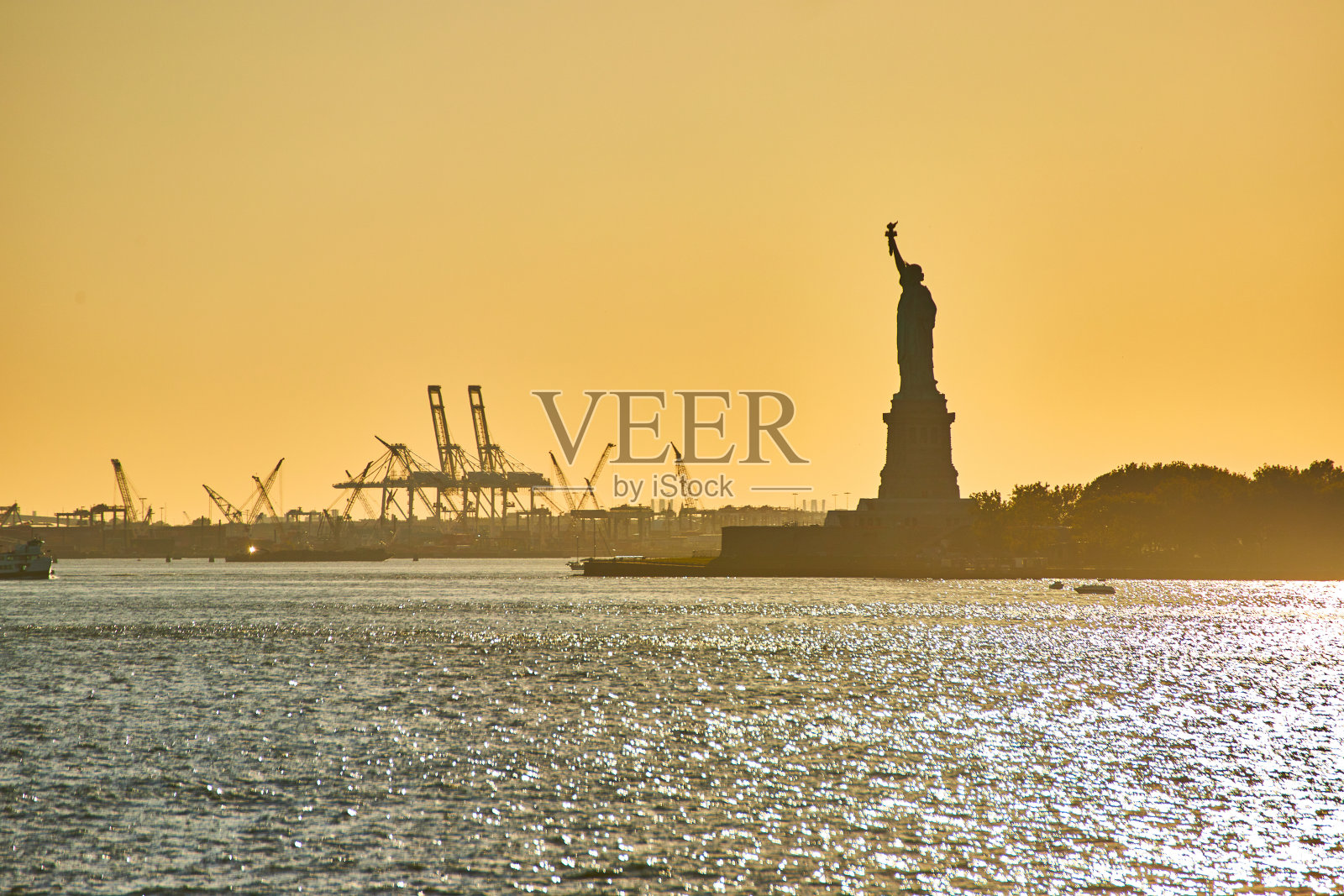 美丽的纽约自由女神像,柔和的金色光线和剪影。jpg照片摄影图片