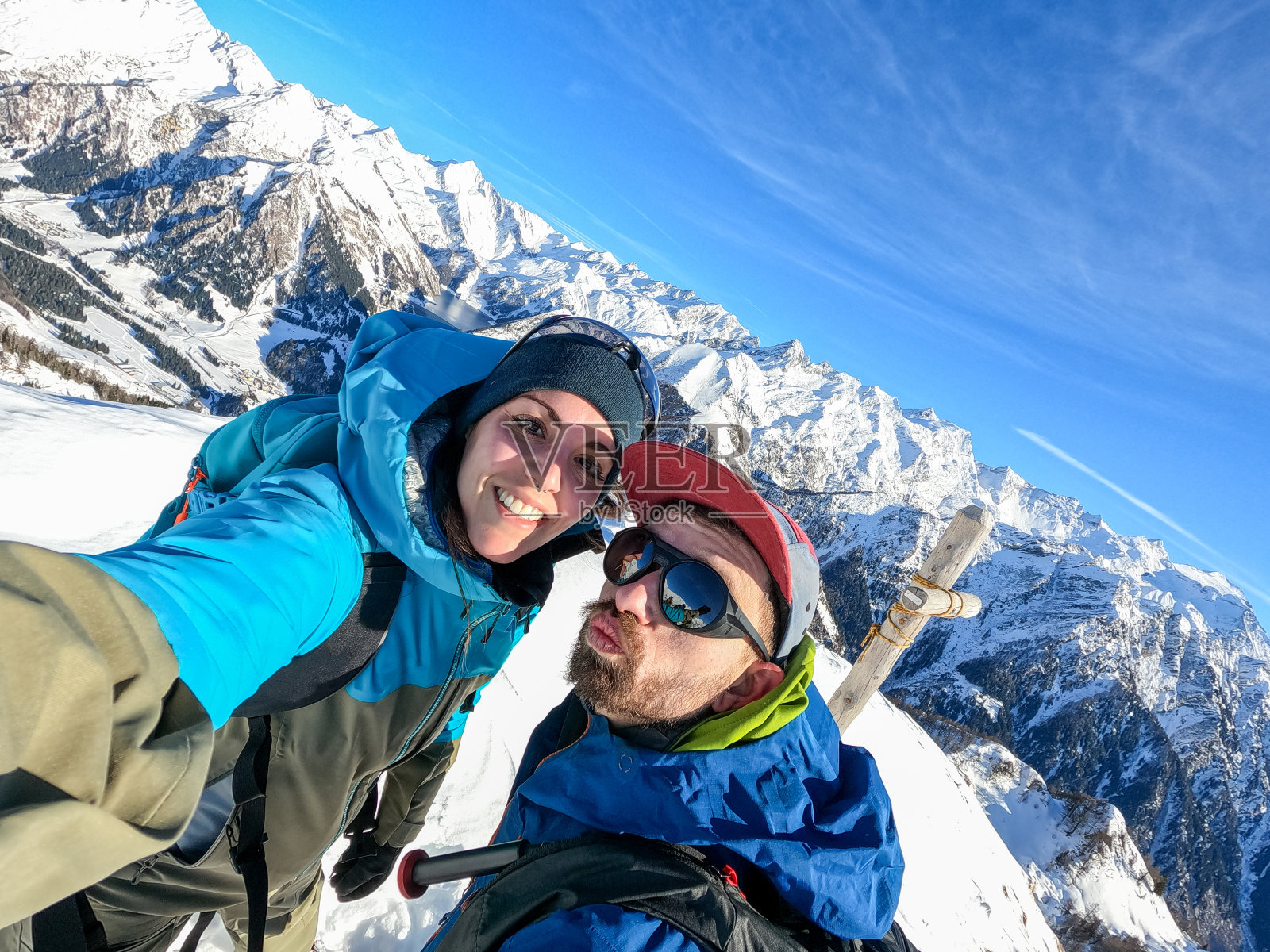 年轻夫妇在冬天的雪鞋中自拍照片摄影图片