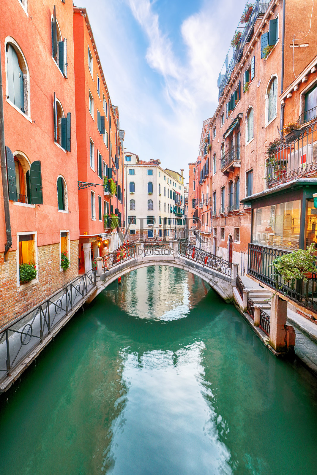 威尼斯美丽的城市景观,狭窄的运河,小船,贡多拉和传统建筑的桥梁照片摄影图片