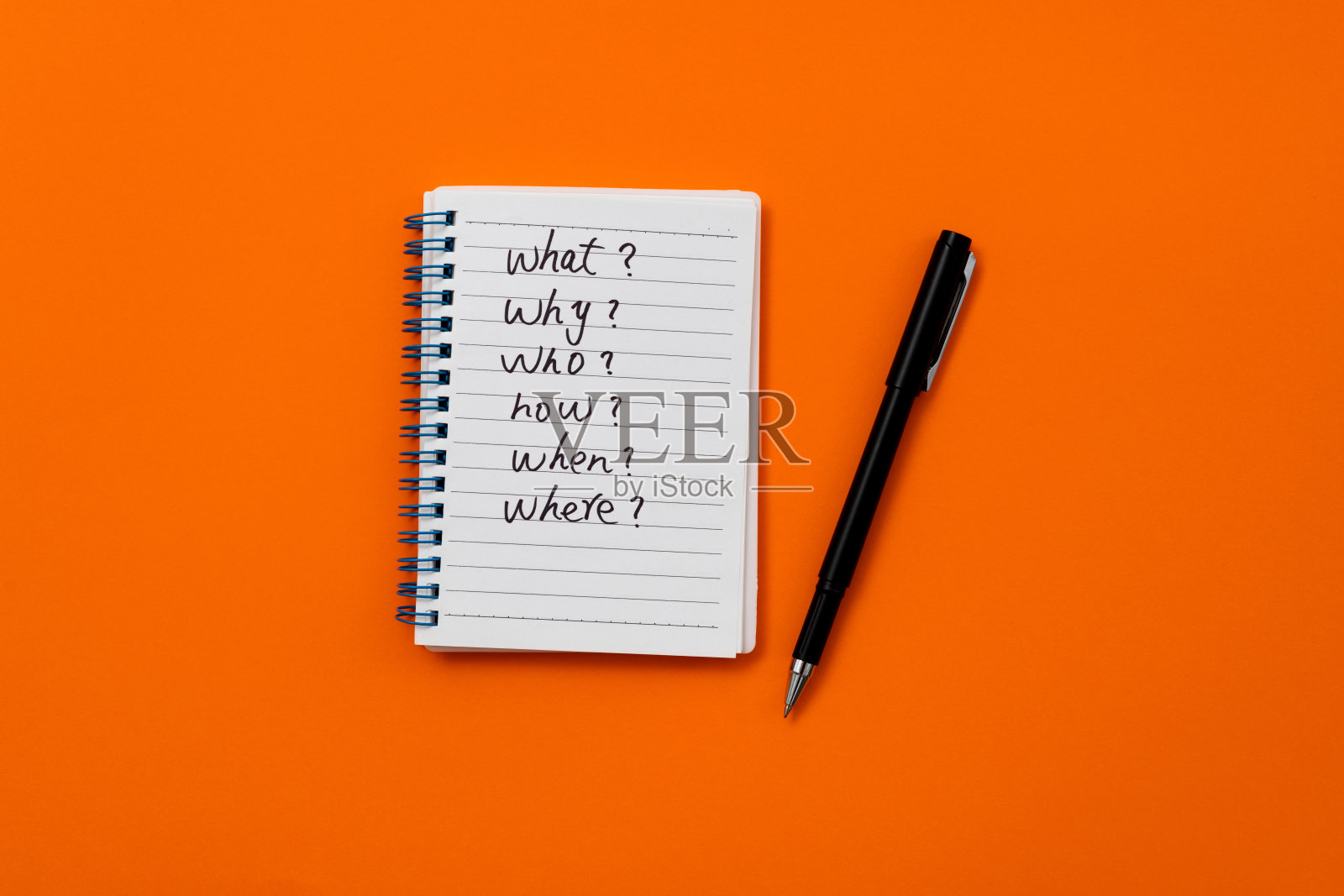 笔记本上写着什么?为什么?谁?如何?什么时候?在哪里?照片摄影图片