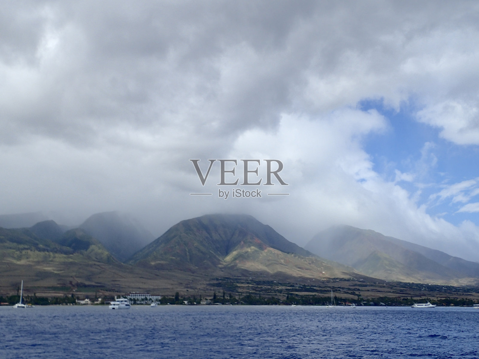 雨水从海洋倾泻到山上照片摄影图片