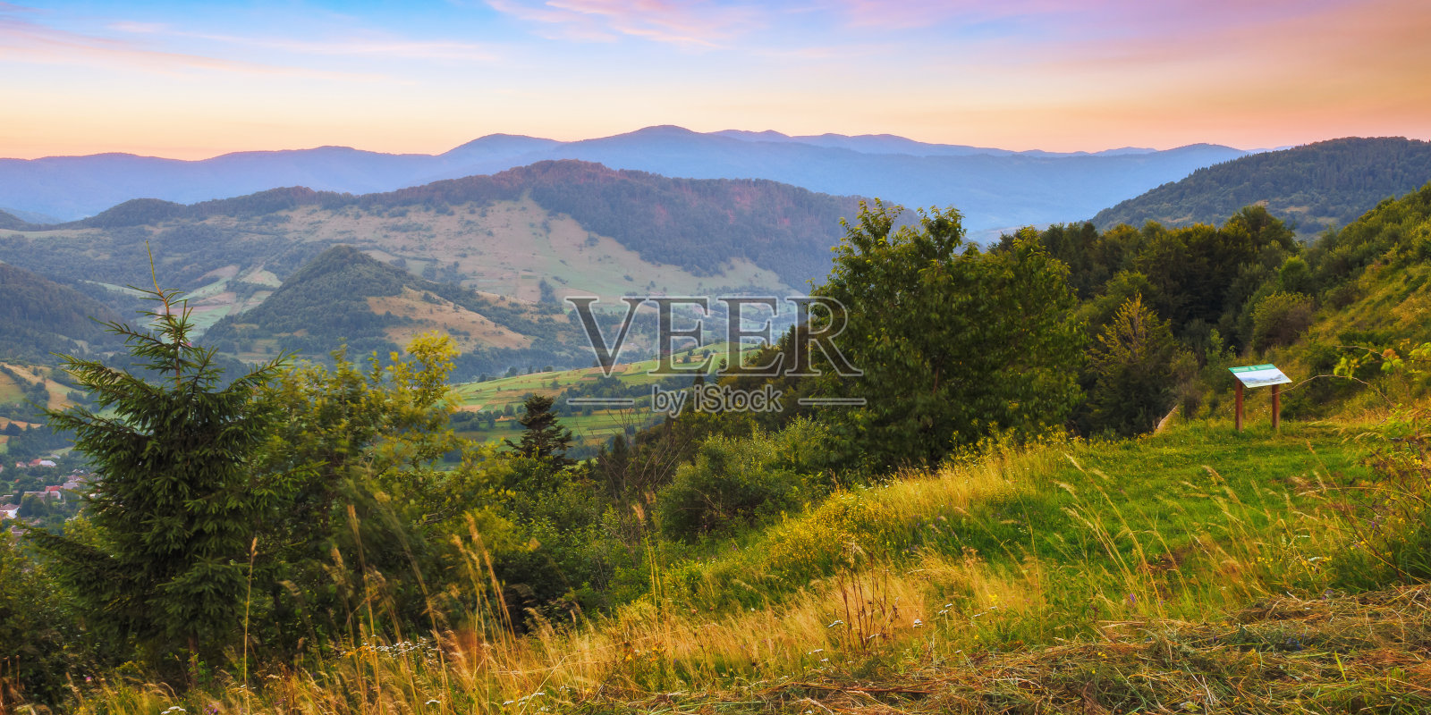 清晨的乡村田野和群山照片摄影图片