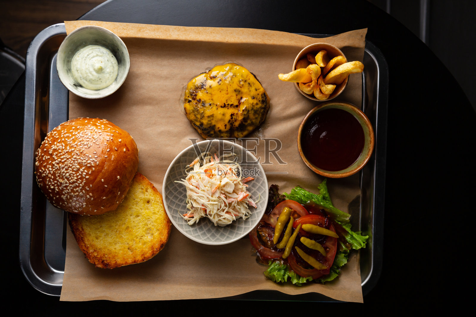 小圆面包和汉堡肉饼的俯视图照片摄影图片