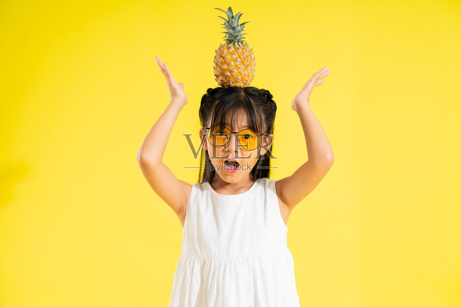 黄色背景上快乐微笑的亚洲女婴照片摄影图片