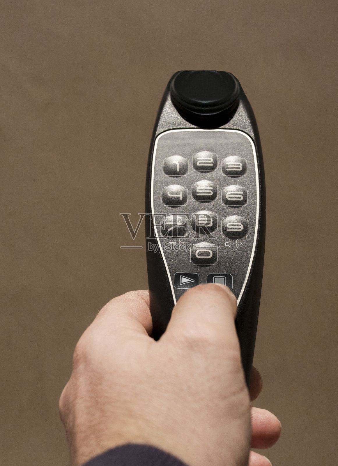 成熟的男子按音频巡回按钮装置照片摄影图片