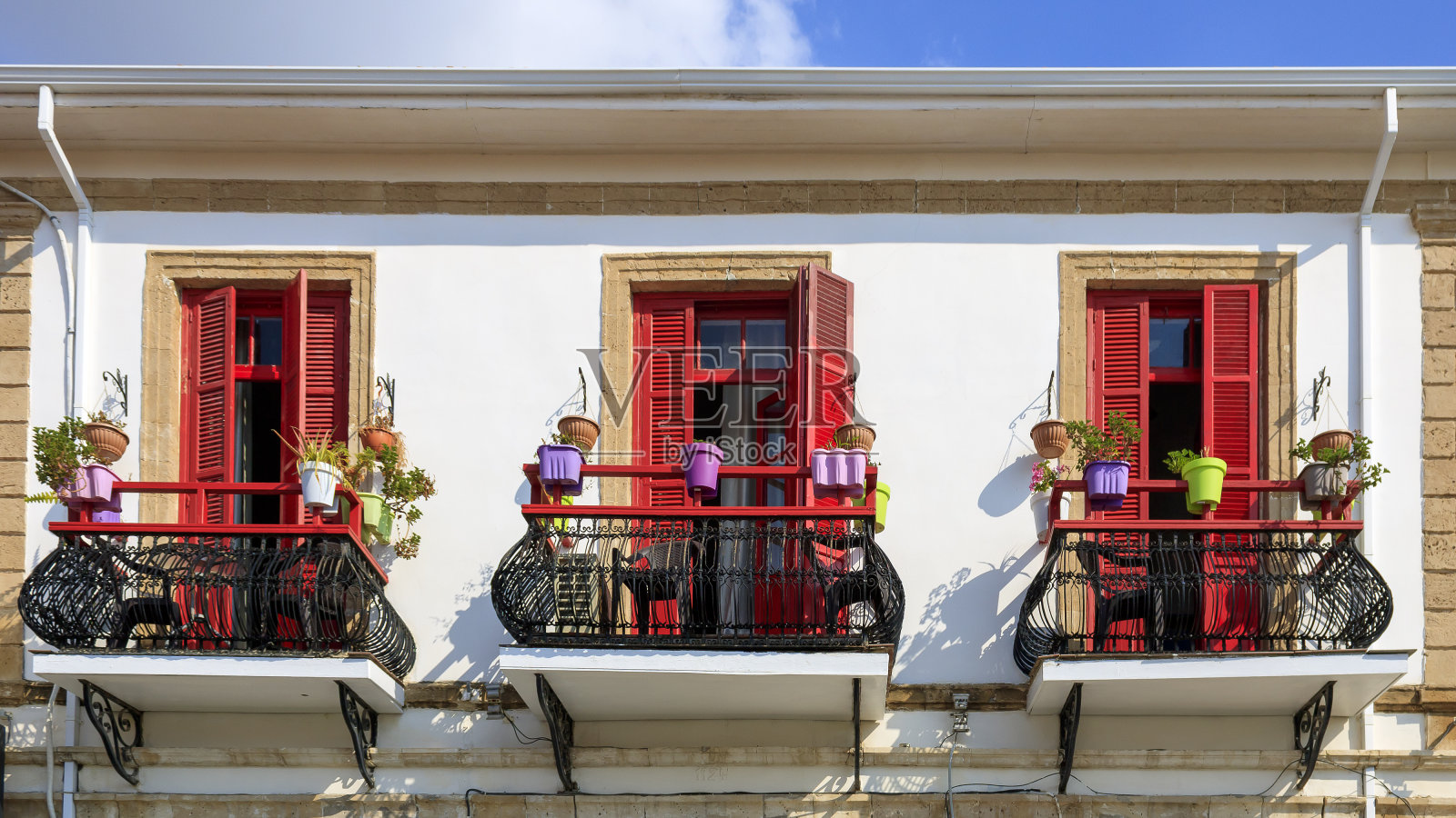 复古风格的阳台上的老房子照片摄影图片