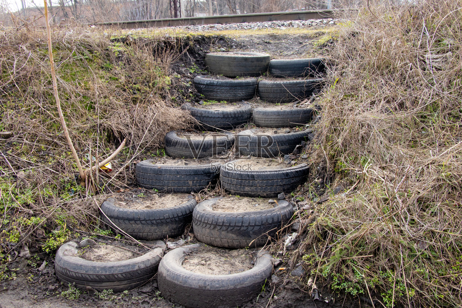 秋天的下午,街道上自制的轮子楼梯照片摄影图片