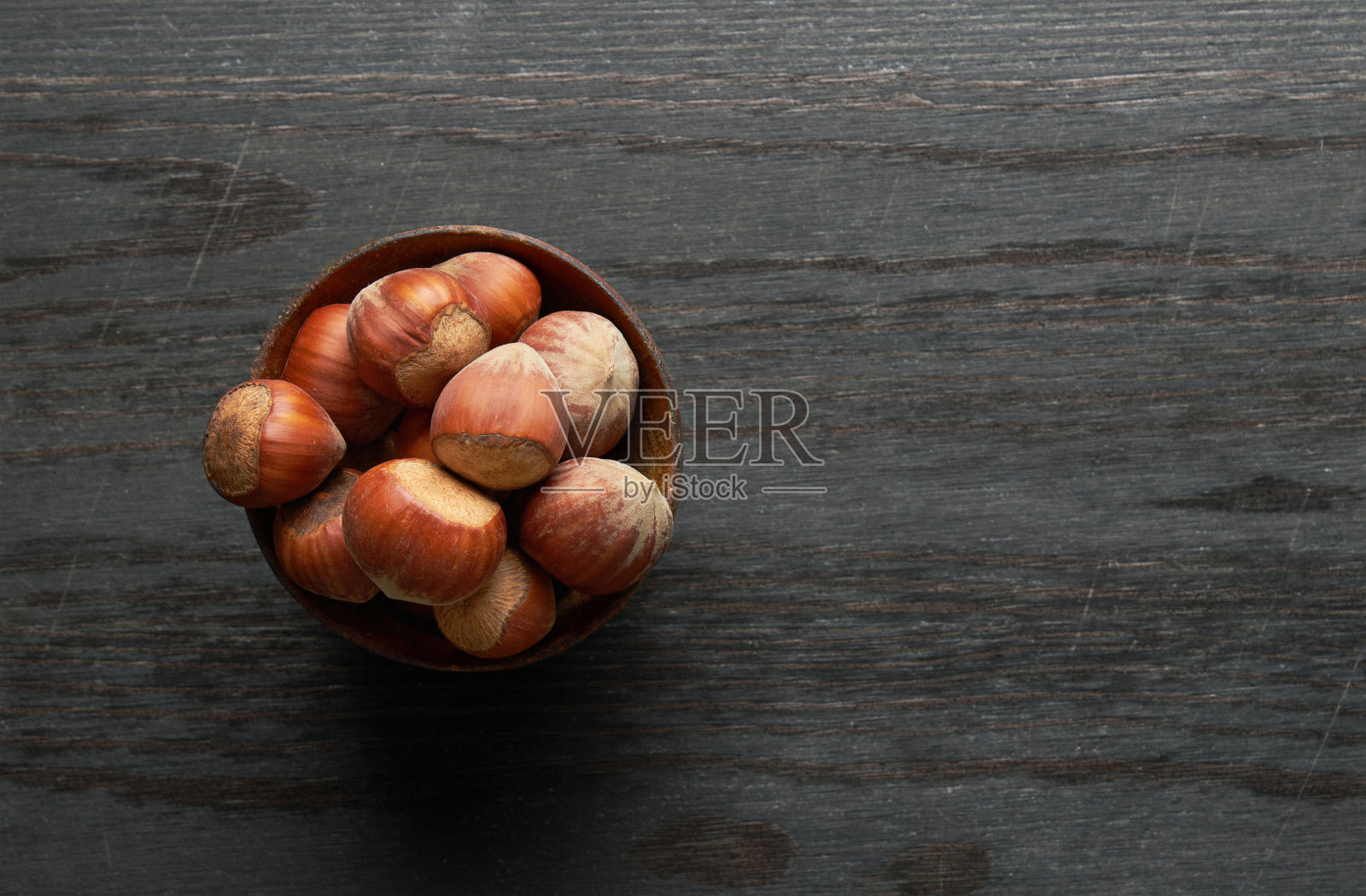 木制背景上的榛子照片摄影图片