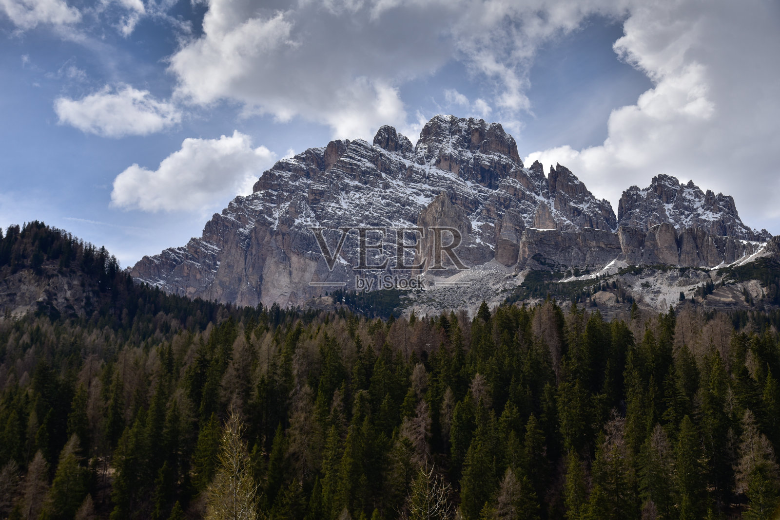 意大利密苏里州白云石山脉多云的天空照片摄影图片