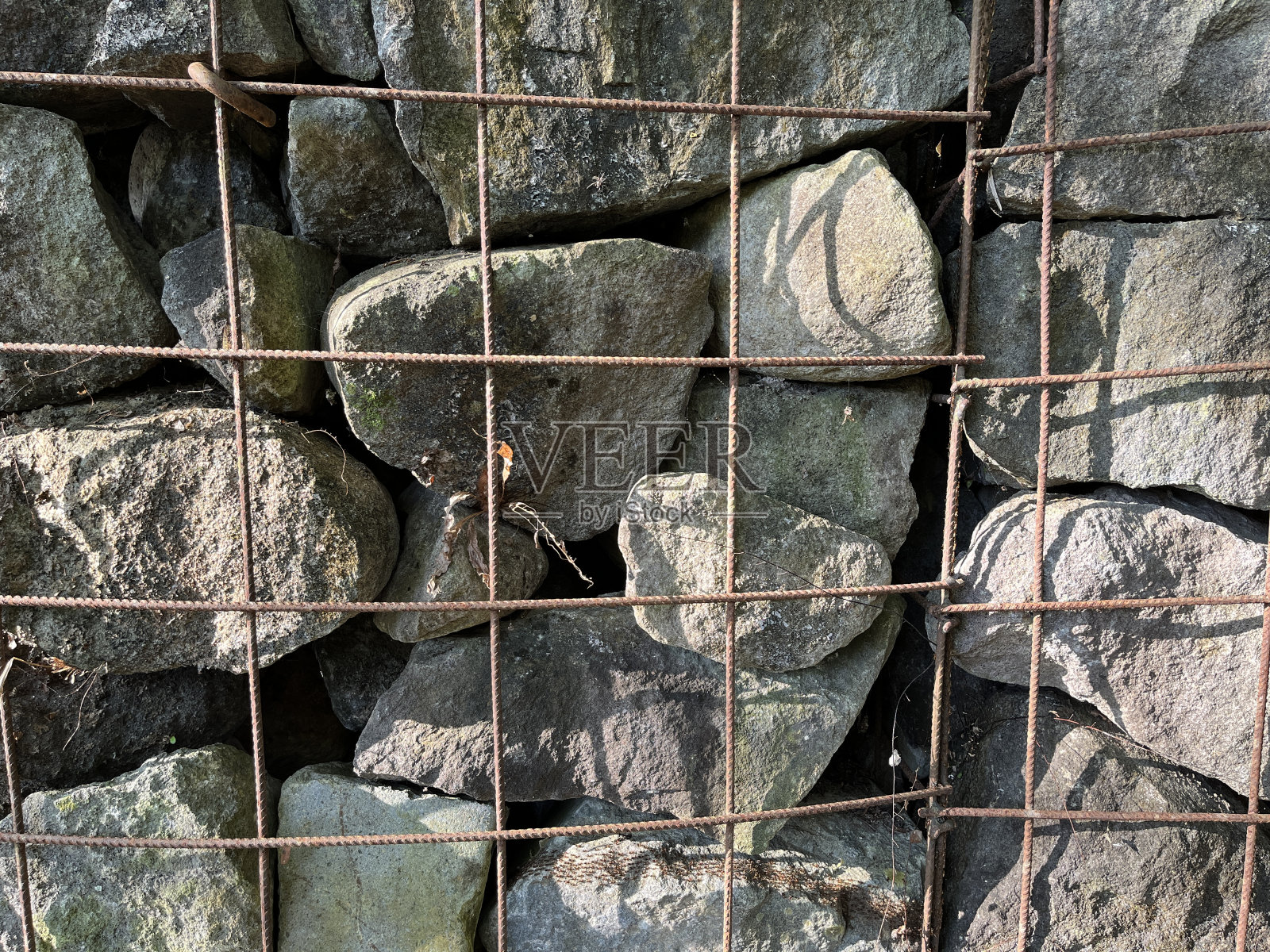 墙壁纹理由石头与金属基础钢照片摄影图片