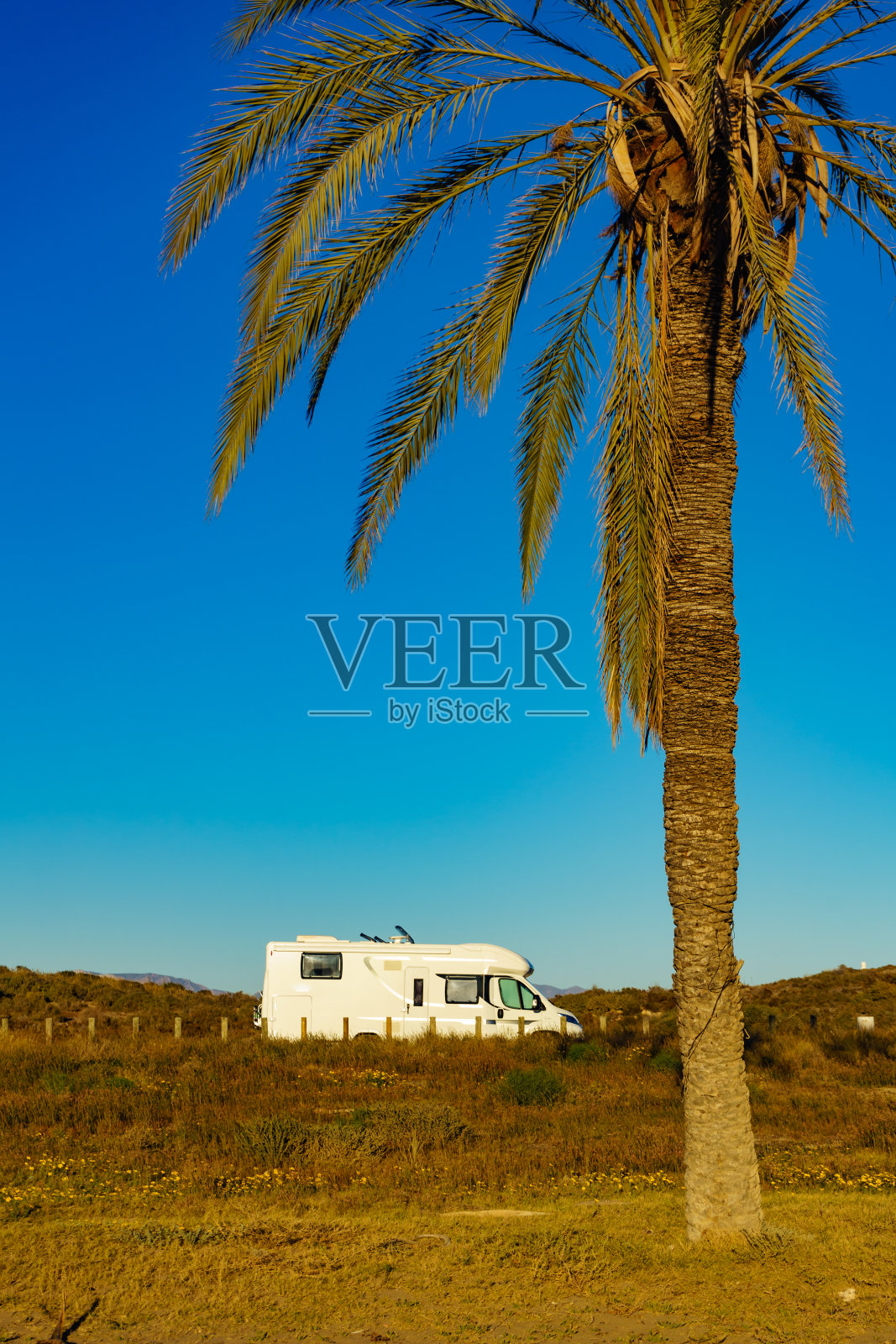 在沙滩上露营,在海边露营照片摄影图片