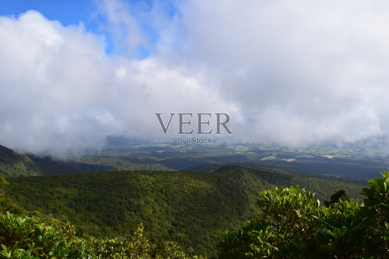 上山去看湖照片摄影图片