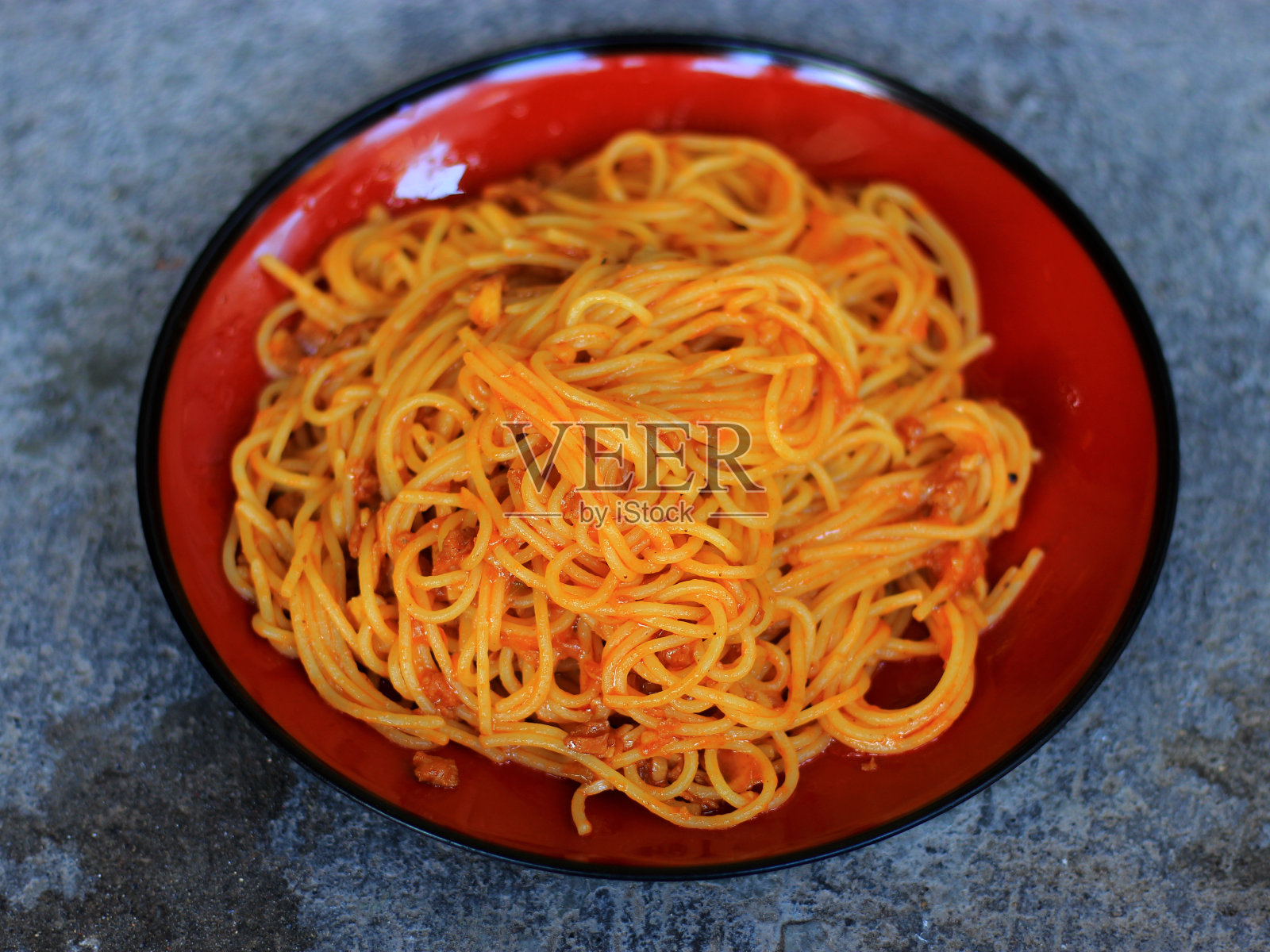 盘子里的意大利面照片摄影图片