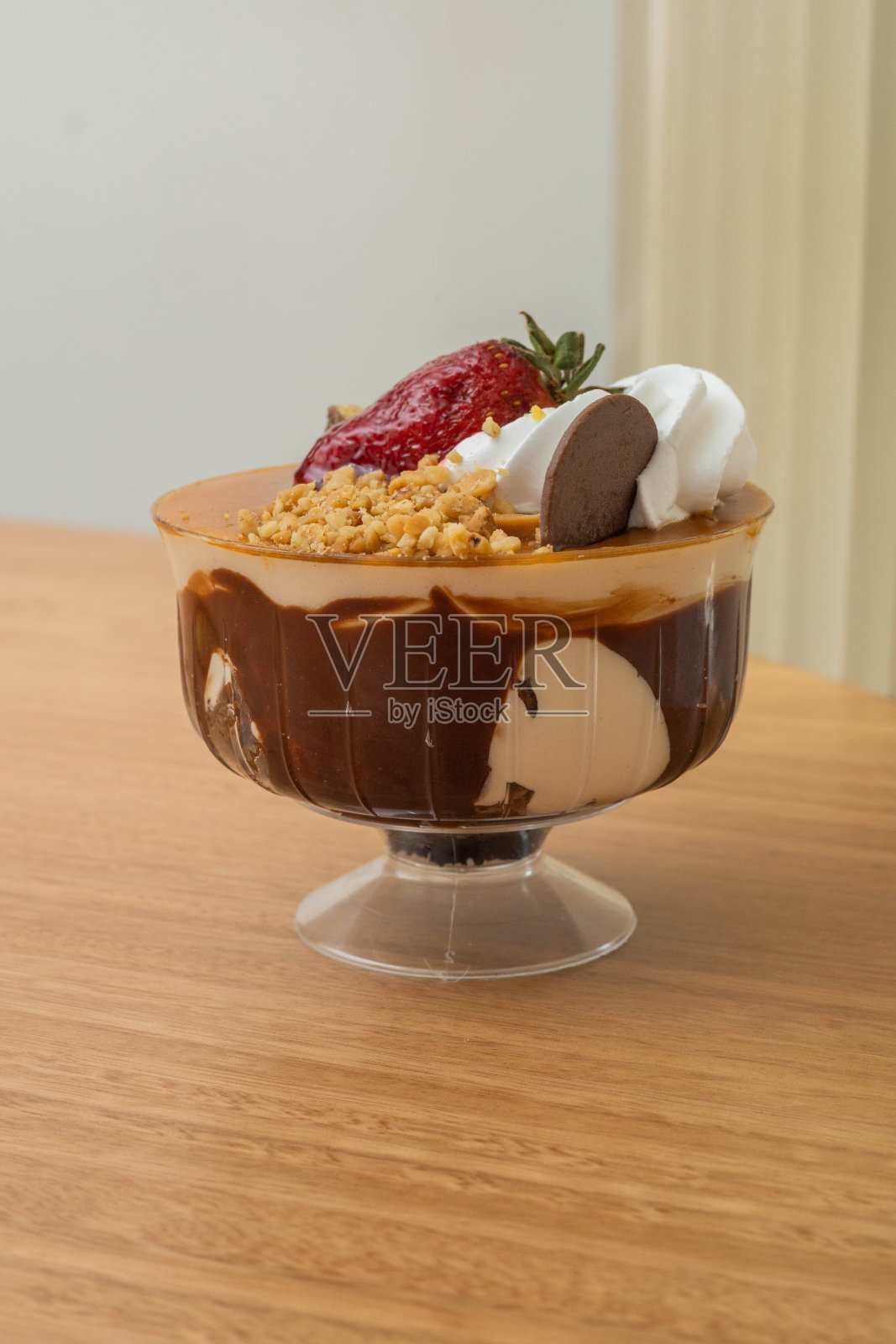 冰淇淋,奶油和草莓作为浇头,甜点作为壁纸,糕点和糖果照片摄影图片
