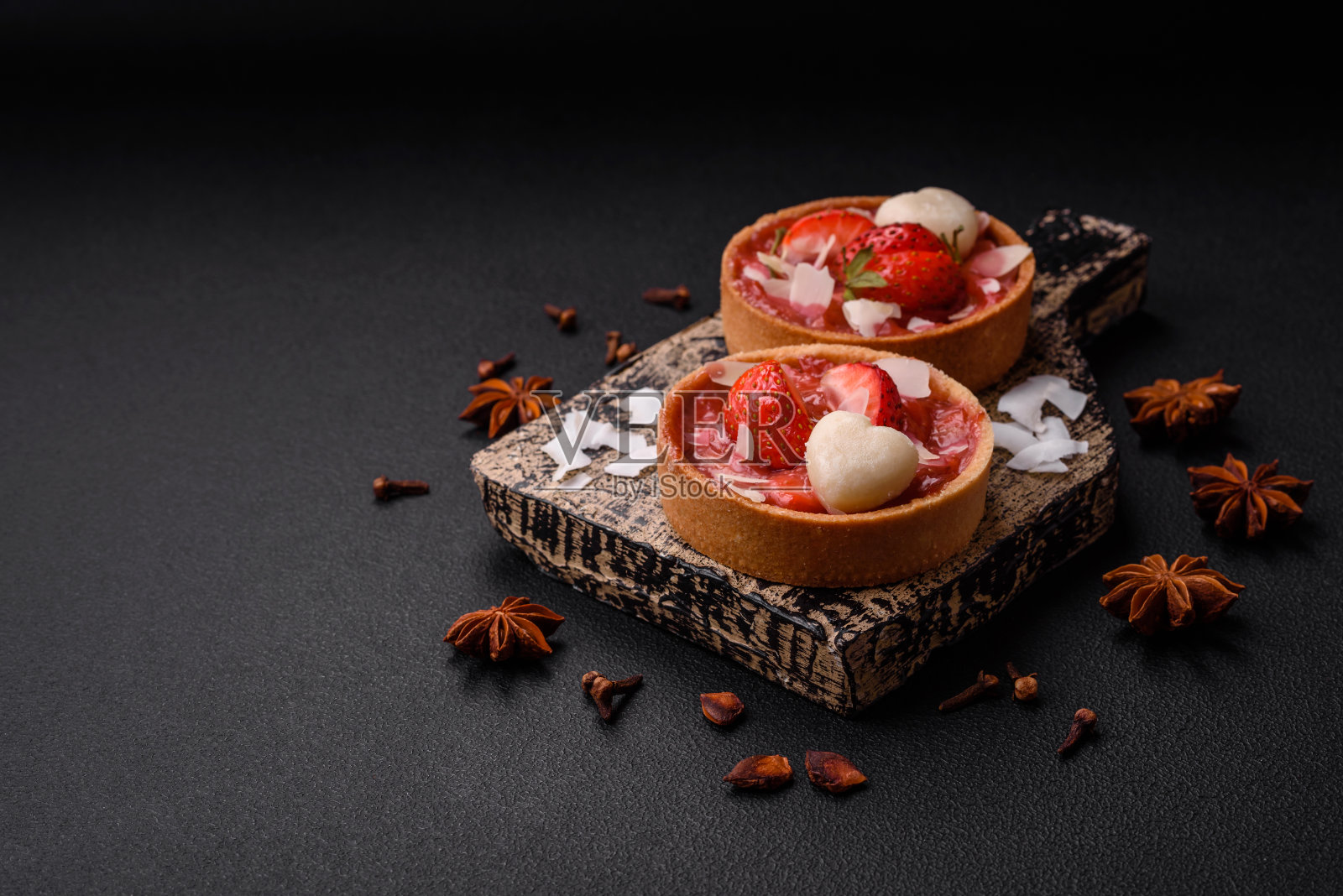 美味的新鲜甜馅饼配草莓和椰子片照片摄影图片