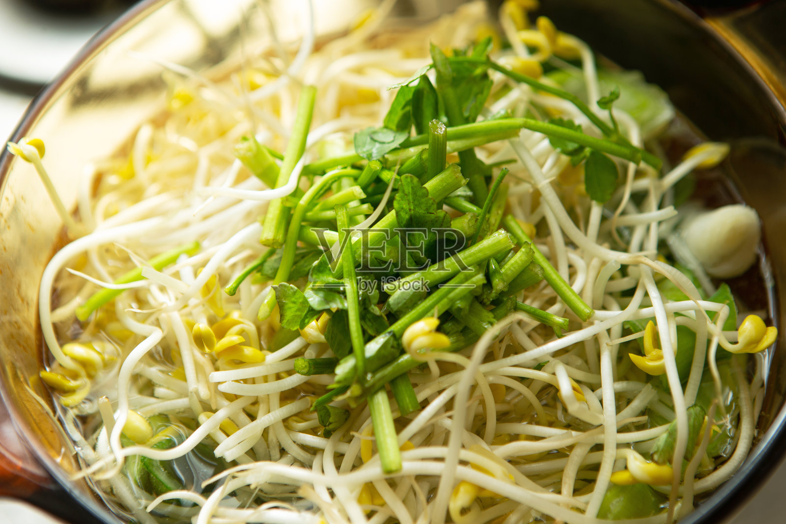 清澈的蛤蜊汤和蔬菜一起在锅里煮照片摄影图片