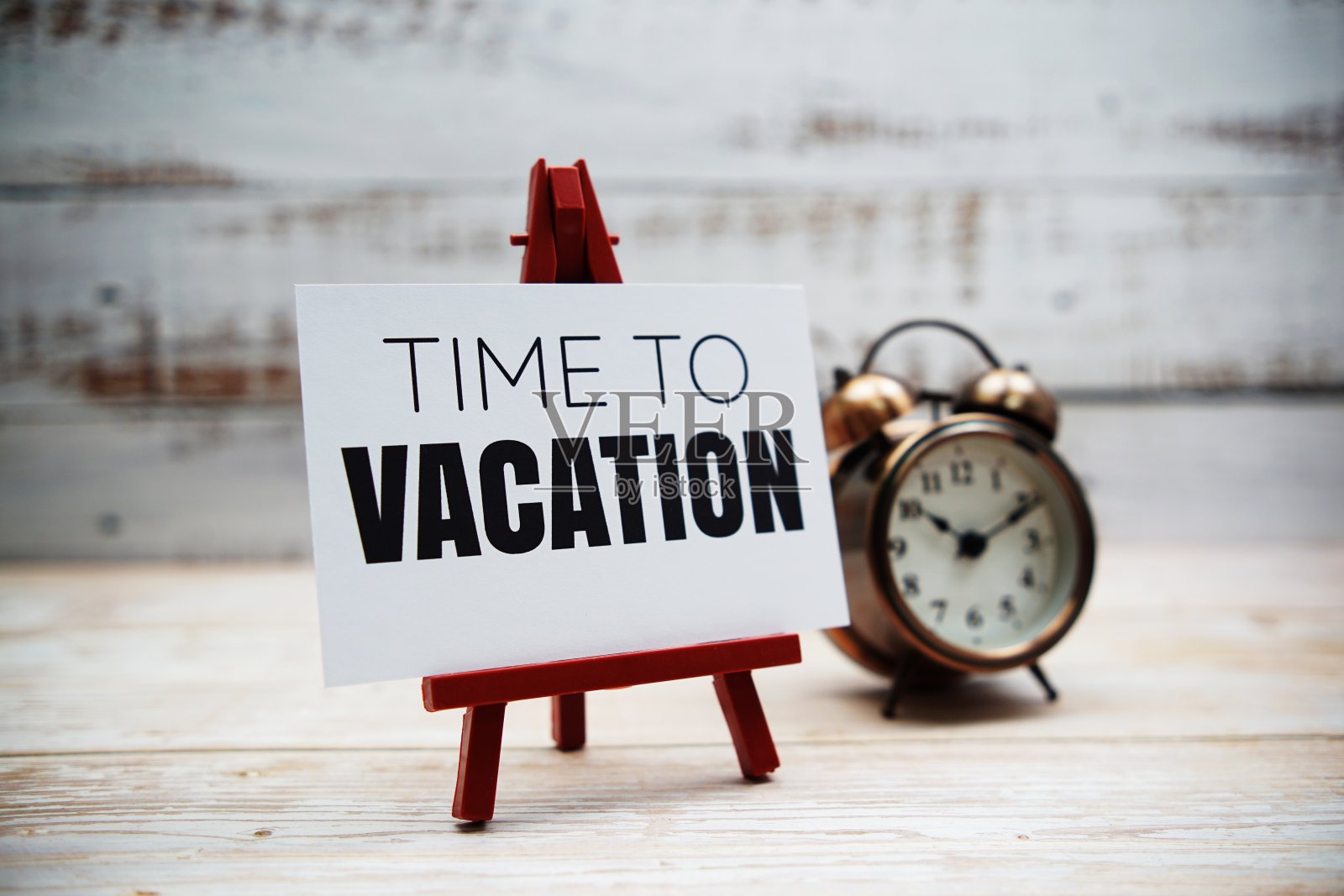 时间到度假文字和木制背景闹钟照片摄影图片