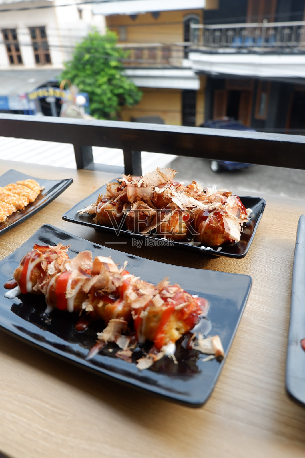 美味的章鱼烧在餐厅的桌子上照片摄影图片