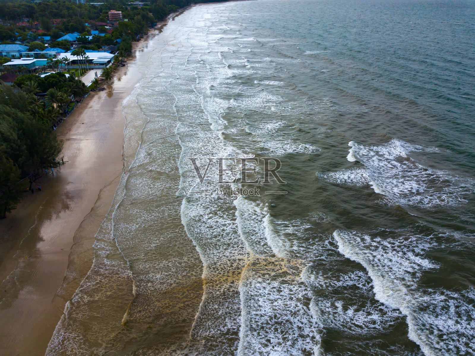 鸟瞰图无人机在海滩的大海。美丽的海浪。沙滩和美丽的大海。夏日日落海景。泰国普吉岛海滩。水结构。亚洲泰国,自然日落美景的俯视图。照片摄影图片