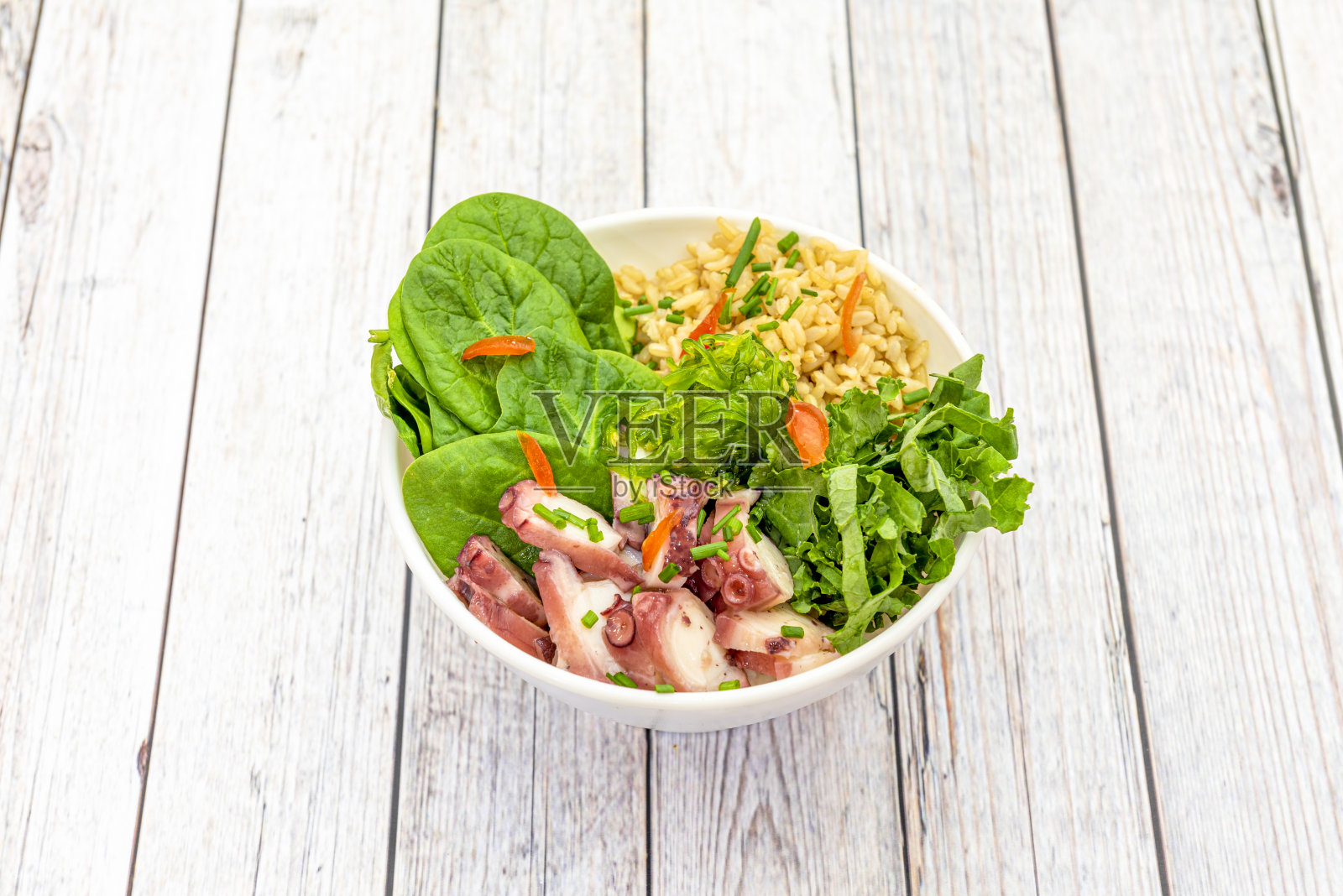 Poke是一种生鱼沙拉。C一个底料(寿司饭、豆瓣菜、糙米、羽衣甘蓝或藜麦),选择鱼(蓝鳍金枪鱼、鲑鱼、章鱼、对虾、豆腐或鲳鱼),如果愿意的话,加入酱汁照片摄影图片