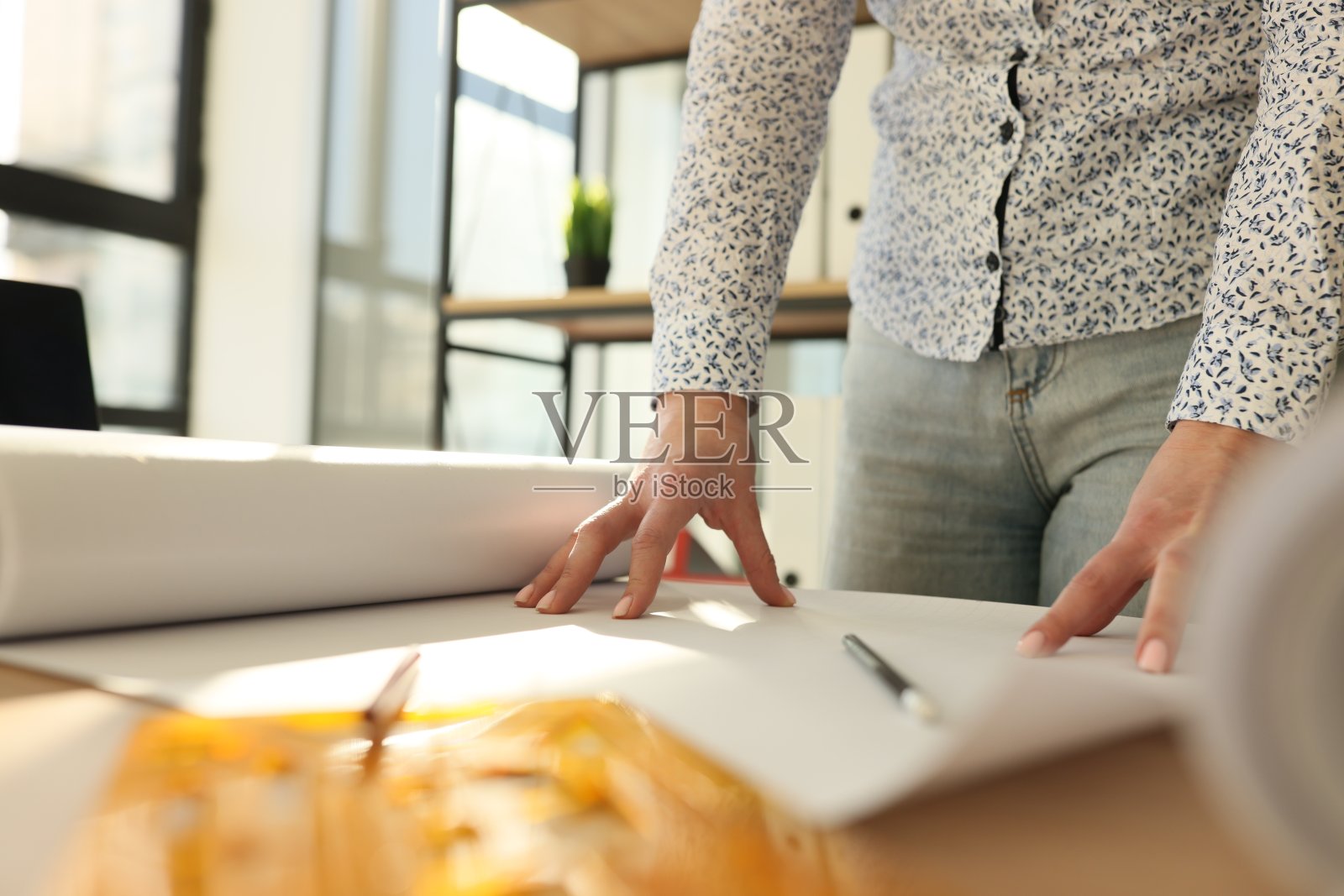 办公室桌子上的女人是一个空帽匠照片摄影图片