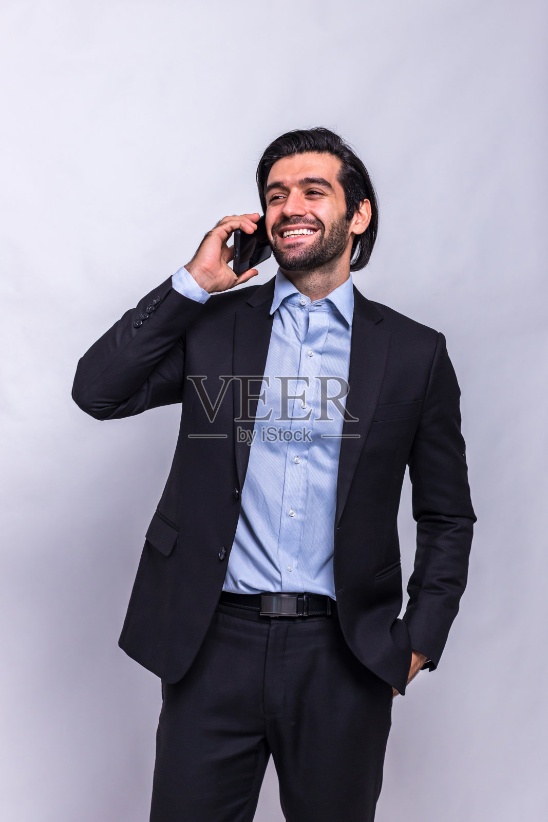 商务人士使用手机。站着使用手机和社交媒体的人。有人在玩他的智能手机照片摄影图片