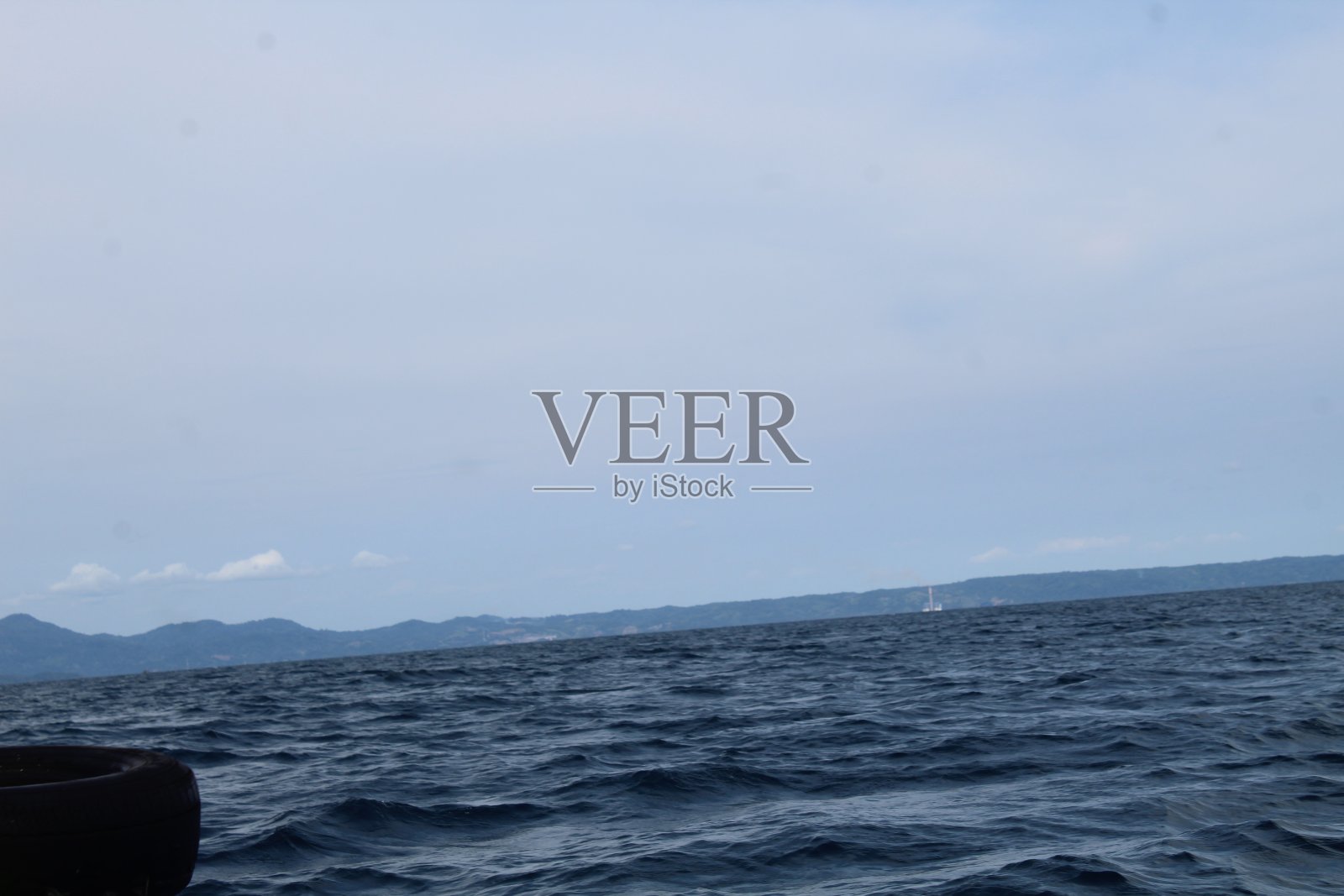 在苏门答腊岛、印尼南榜、东南亚、亚洲的海面上,蓝色的海水和美丽的天空照片摄影图片