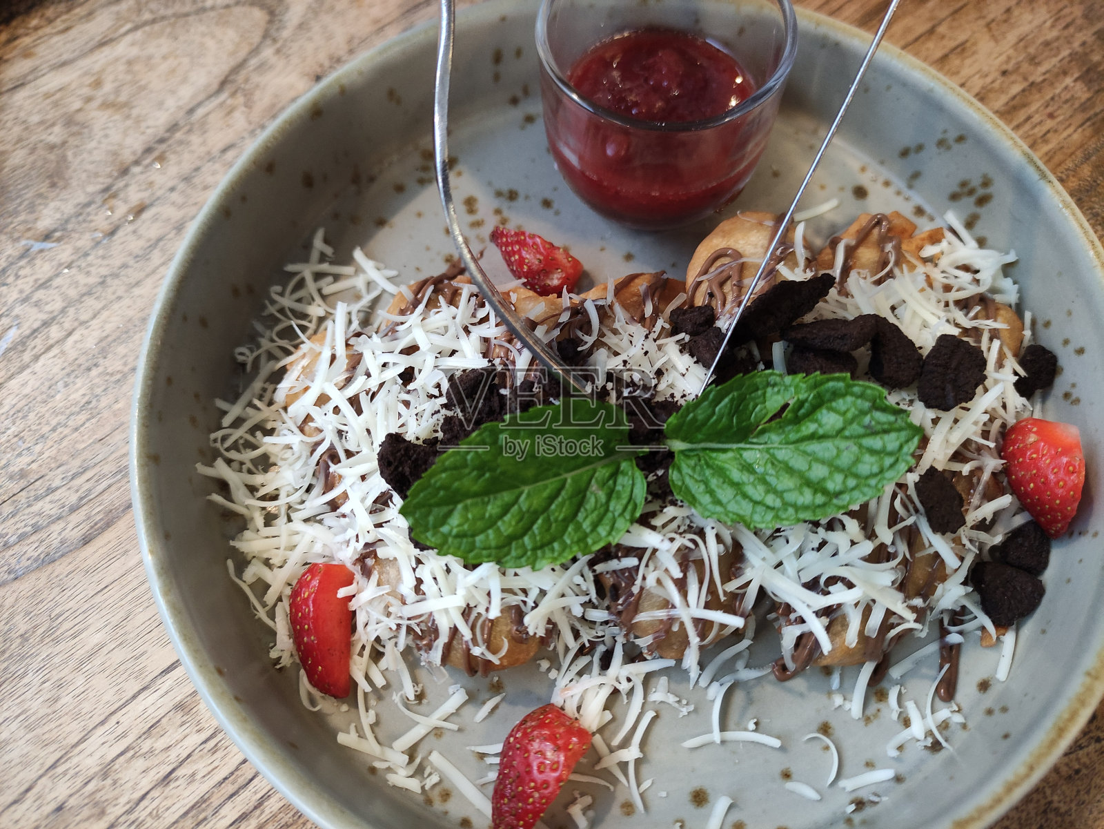 甜点特写,芝士草莓酱炒香蕉照片摄影图片
