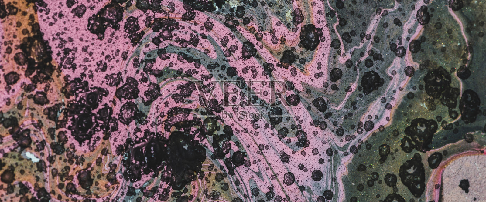 病毒的宏观抽象图像。冠状病毒的艺术概念。带有黑色病毒斑的流体艺术背景。丙烯酸涂料的脏微生物效应。液体油墨质地。冠状病毒爆发。照片摄影图片