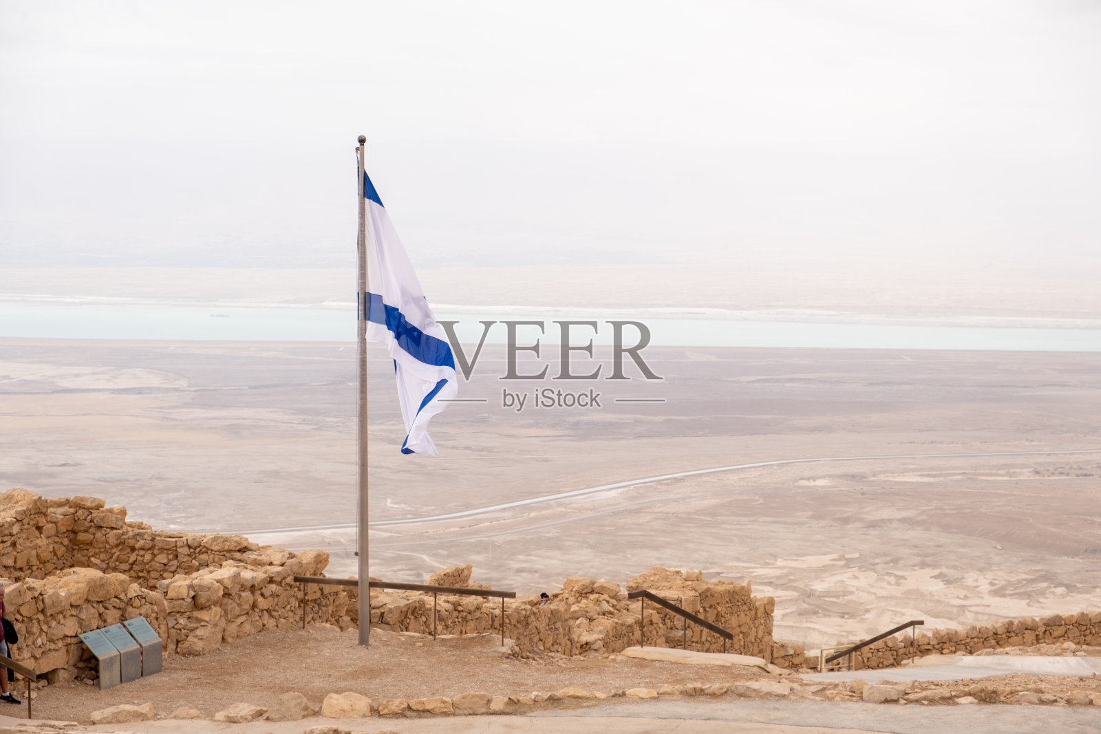 以色列南部犹太沙漠马萨达国家公园的以色列国旗照片摄影图片