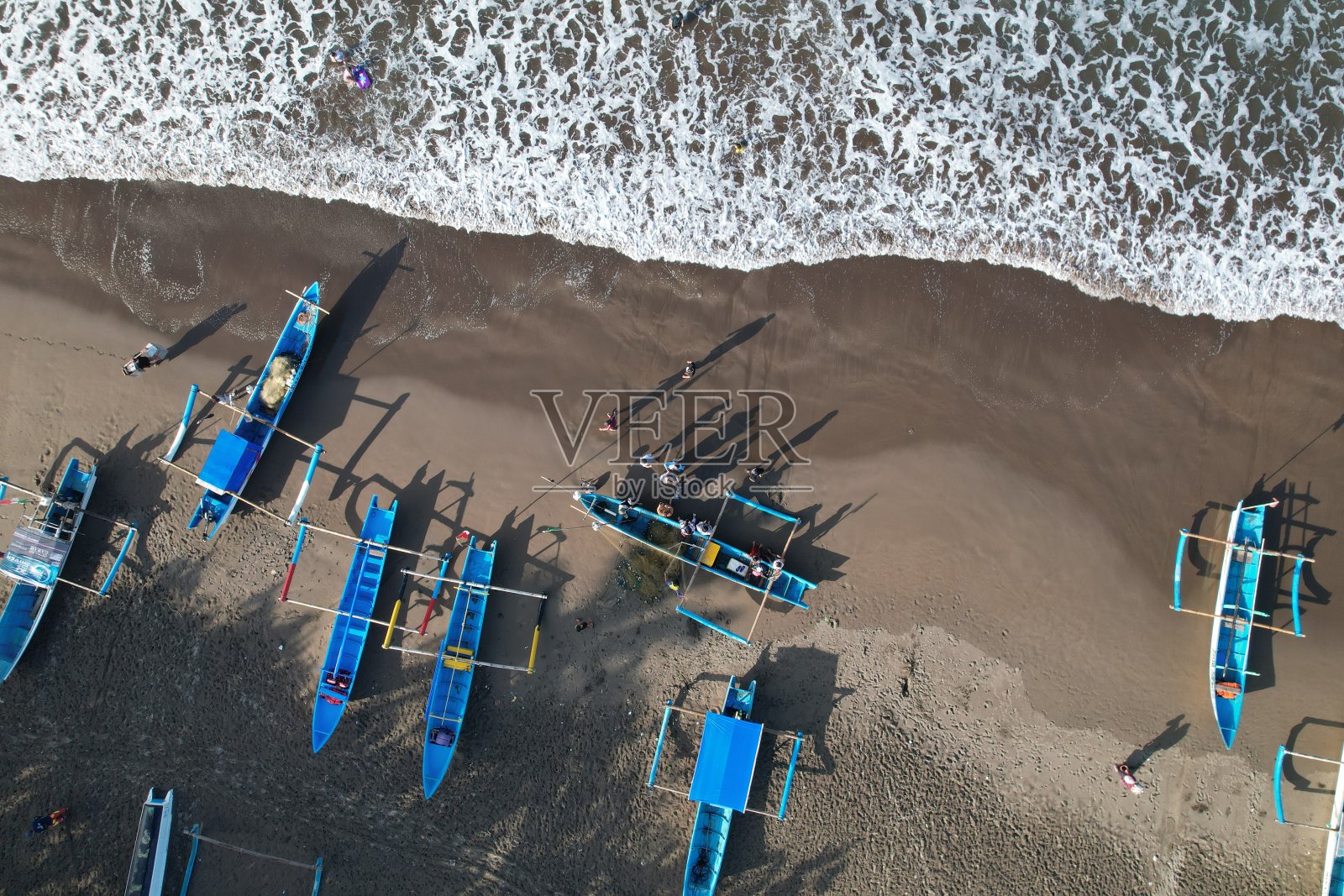 渔船停泊在岸边。印度尼西亚是世界上最大的海洋国家,从海洋中捕捞了大量的鱼类。kapal nelayan pantai Pangandaran。海岸鸟瞰图。照片摄影图片