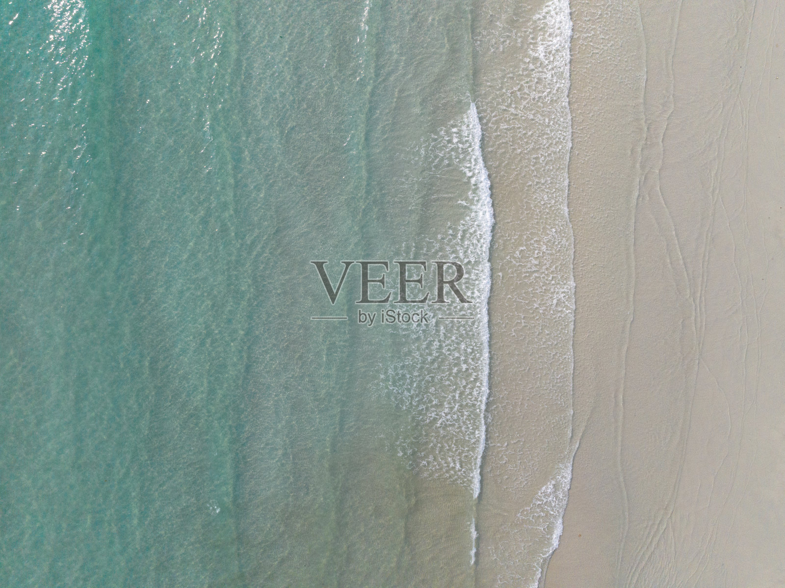 泰国湾碧绿海水的美丽海滩的空中无人机视图。泰国的好岛照片摄影图片